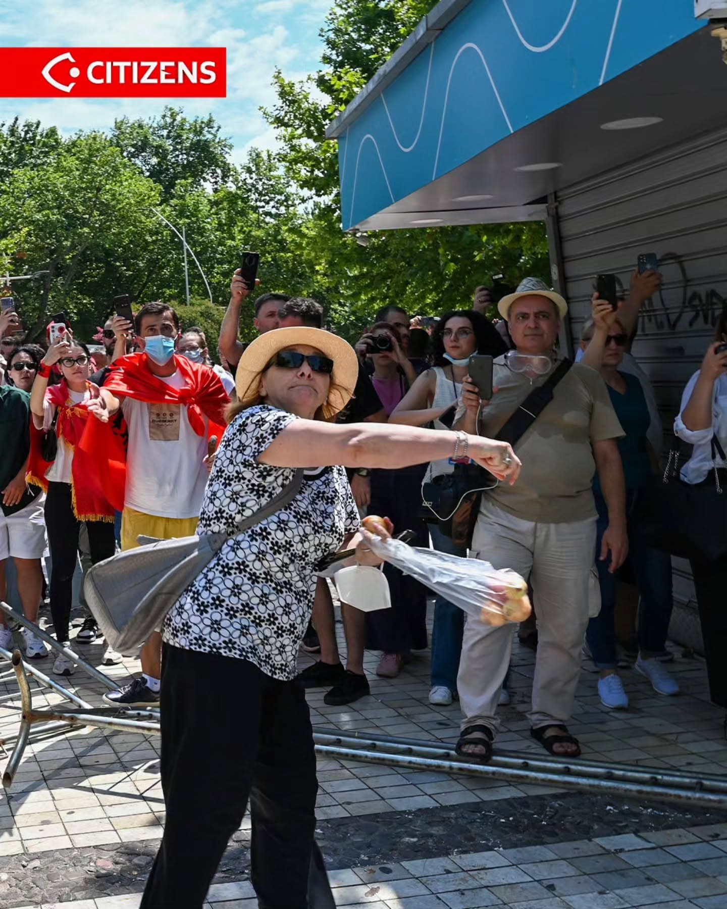 Paraditen e së enjtes, qytetarët protestuan para Kuvendit, ndërsa po zhvillohej seanca plenare.