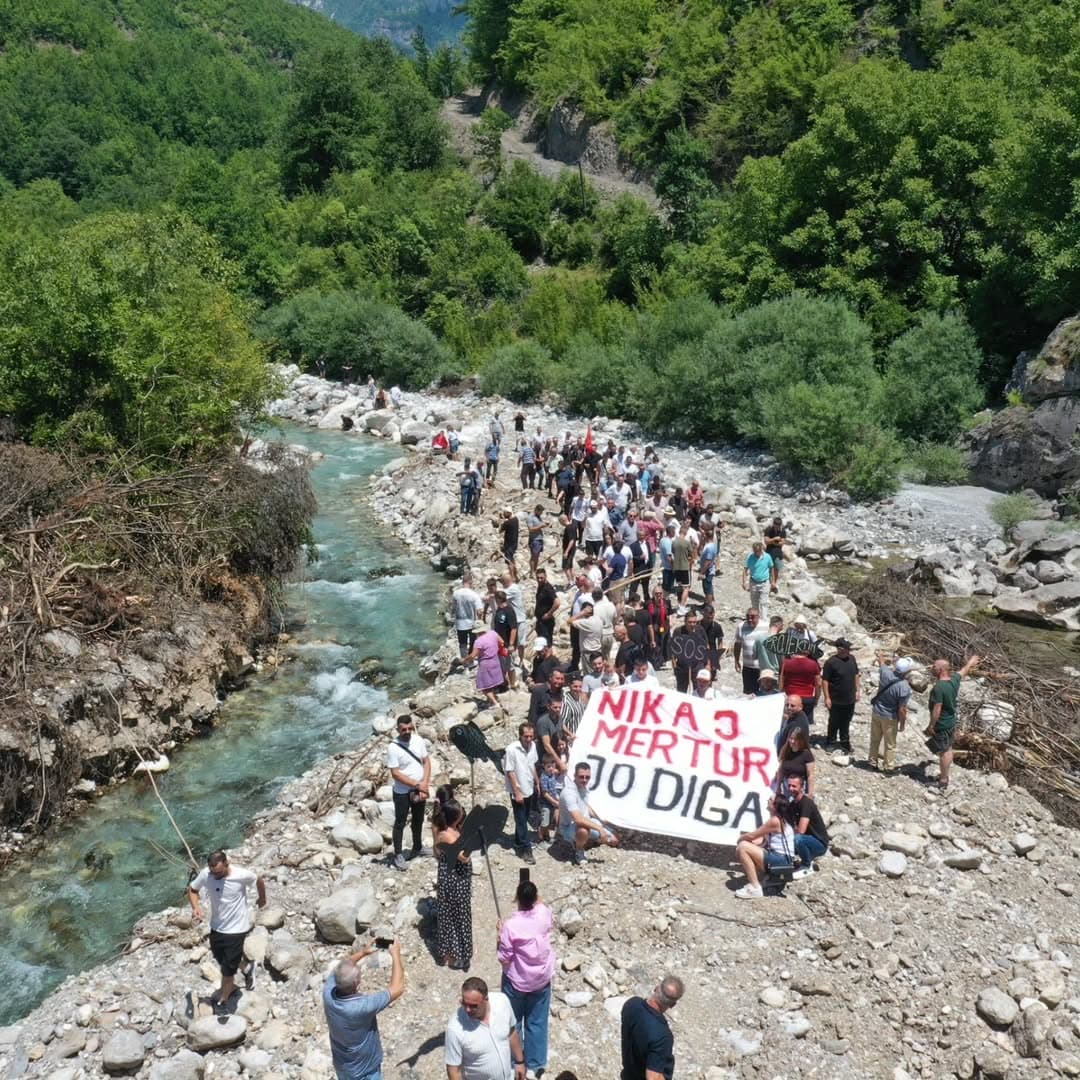 Banorë të Nikaj-Mërturit, së bashku me aktivistë mjedisorë, u bashkuan në protestë për të (1/5)