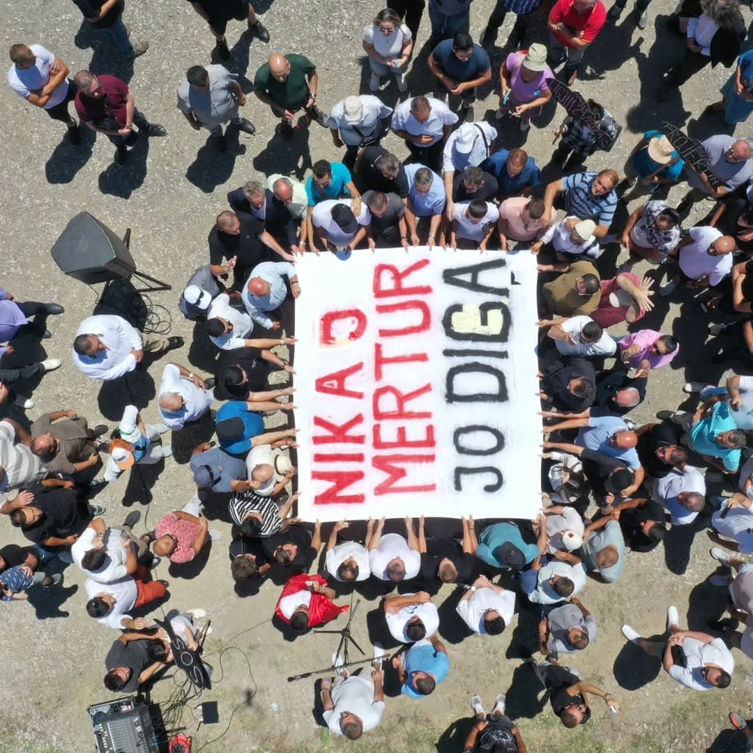 Banorë të Nikaj-Mërturit, së bashku me aktivistë mjedisorë, u bashkuan në protestë për të (2/5)