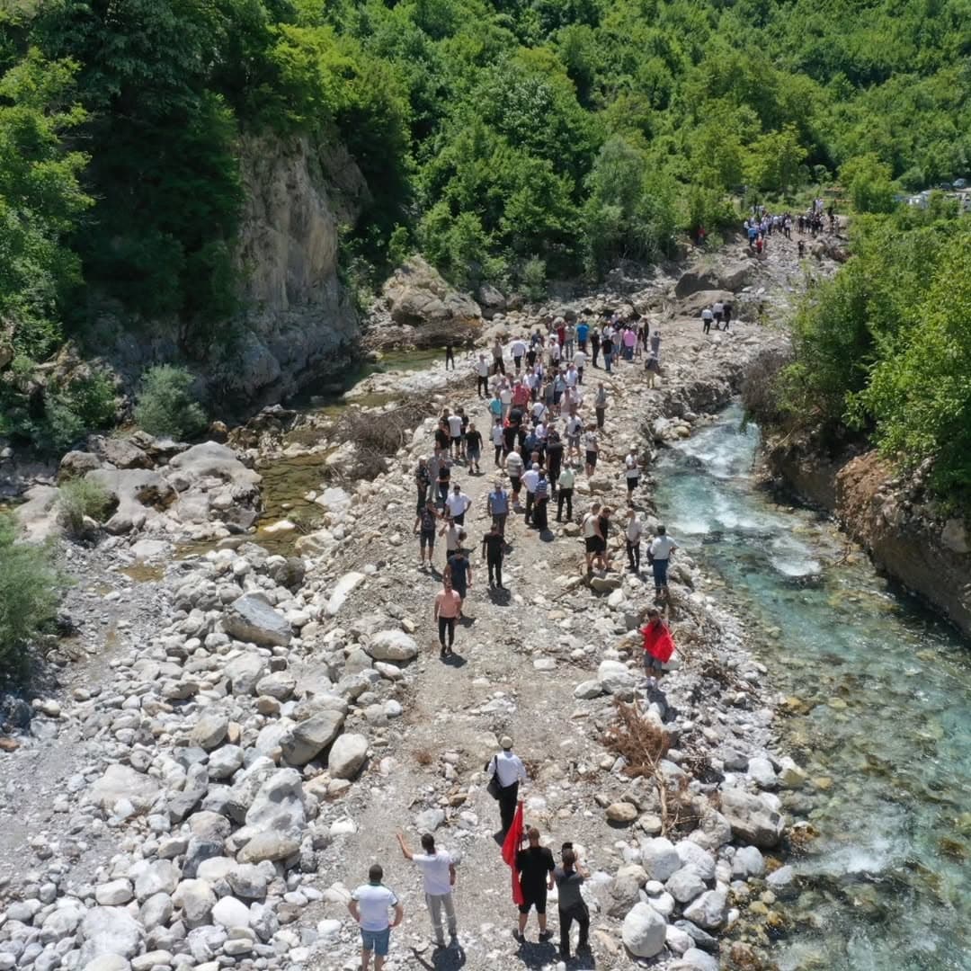 Banorë të Nikaj-Mërturit, së bashku me aktivistë mjedisorë, u bashkuan në protestë për të (3/5)