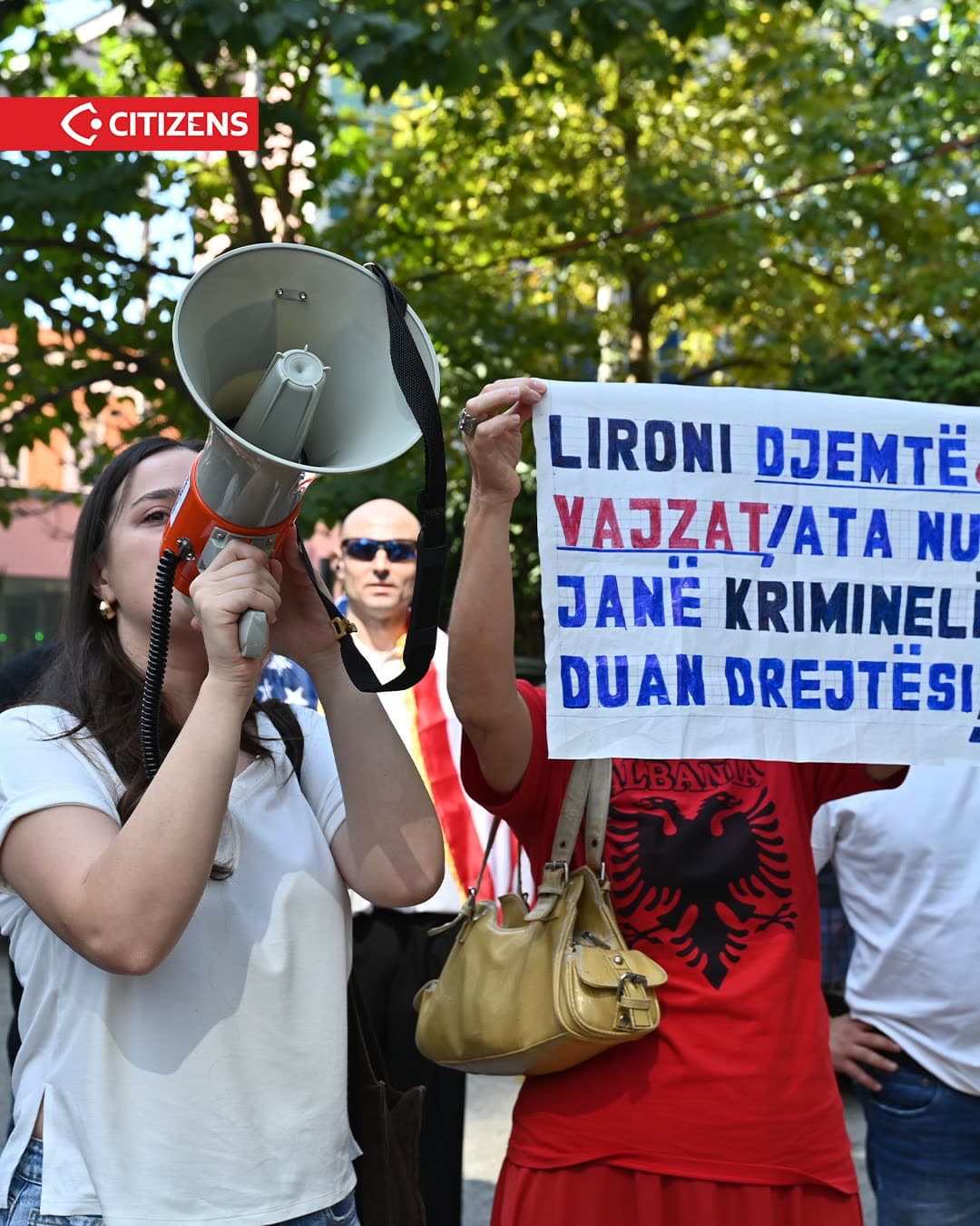 Mëngjesin e 4 shtatorit dhjetëra qytetarë u mblodhën para Gjykatës së… (frame 1)