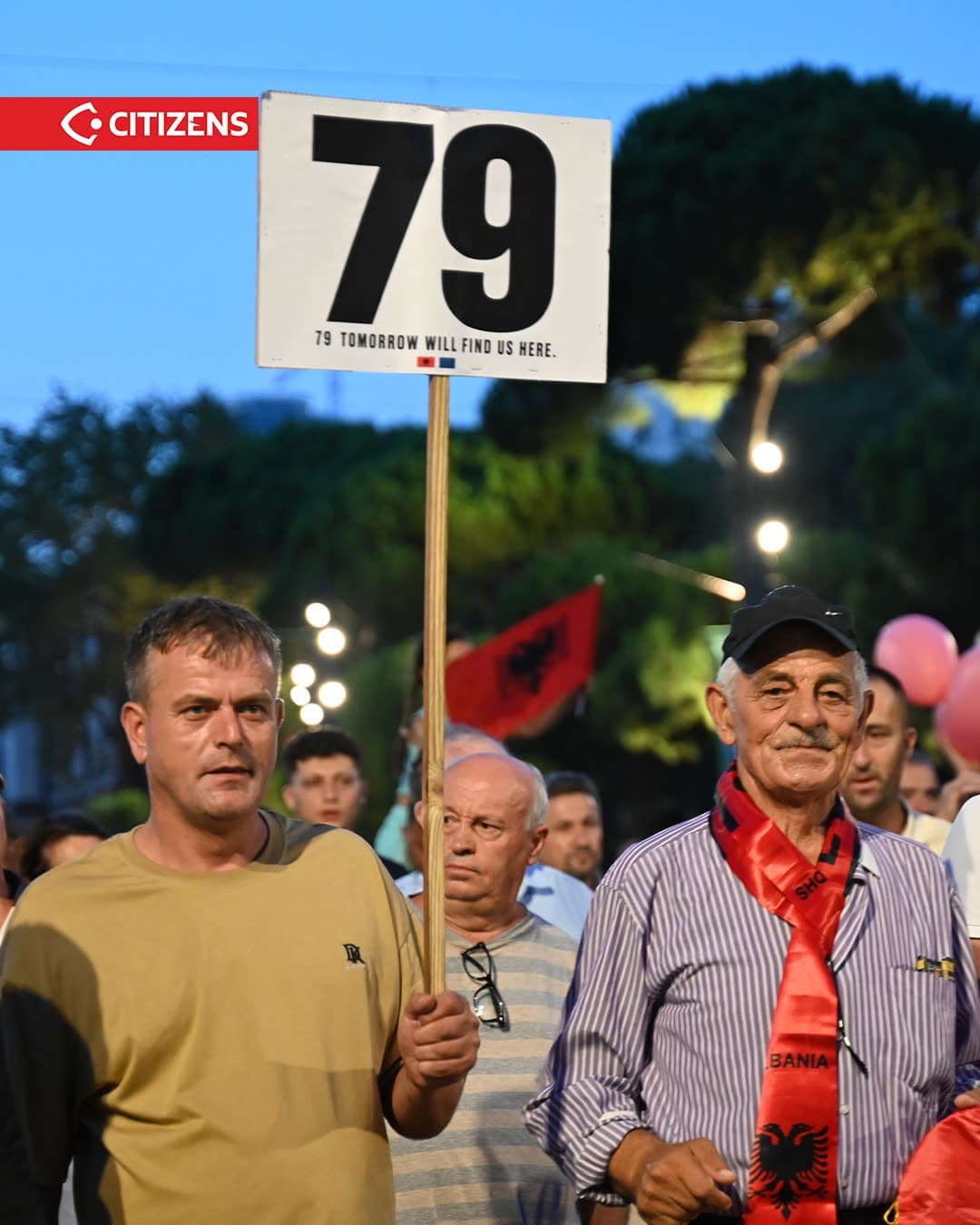 Në ditën e 79-të të protestës, qytetarët shkruan në shesh fjalën “REVOLUCION”. (frame 2)