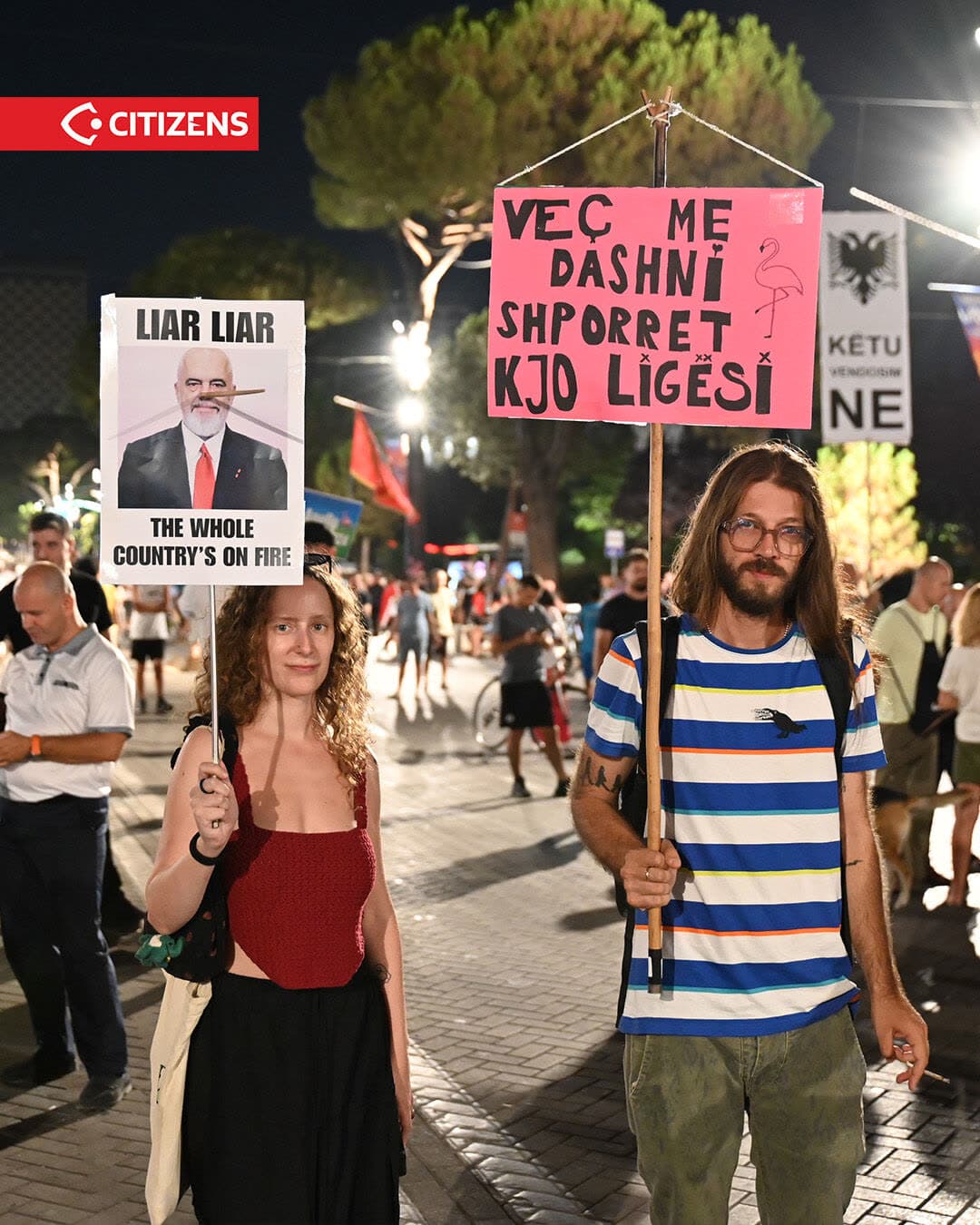 84 ditë më vonë, Revolucioni Flamingo vijon të mbajë të ndezur protestën… (frame 4)