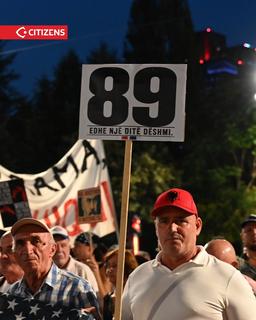 Në ditën e 89-të të Revolucionit Flamingo, qytetarët mbajtën fjalime kundër… (frame 2)