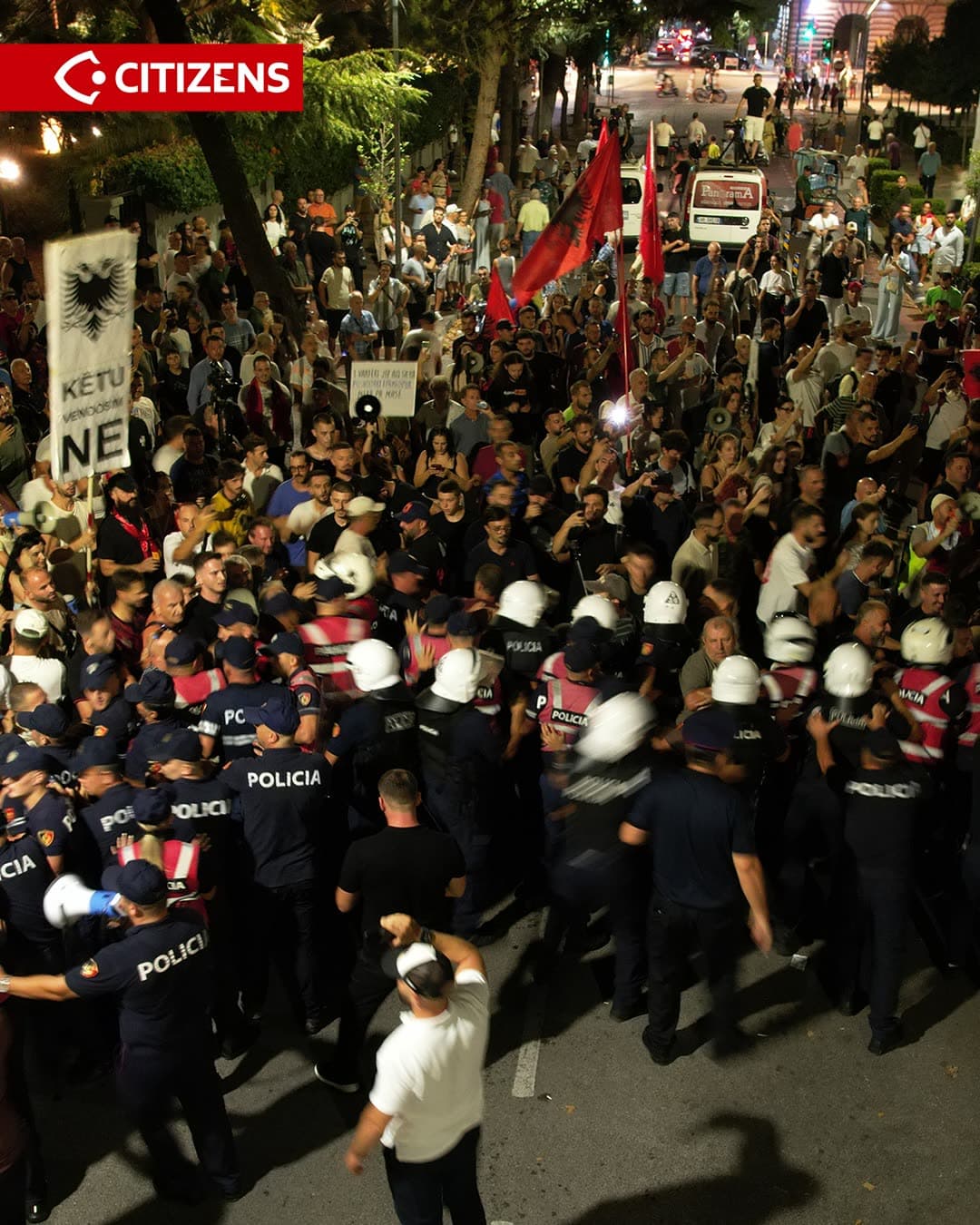 Në ditën e 94-t të protestës, protestuesit shkuan në anën tjetër të hyrjes… (frame 1)