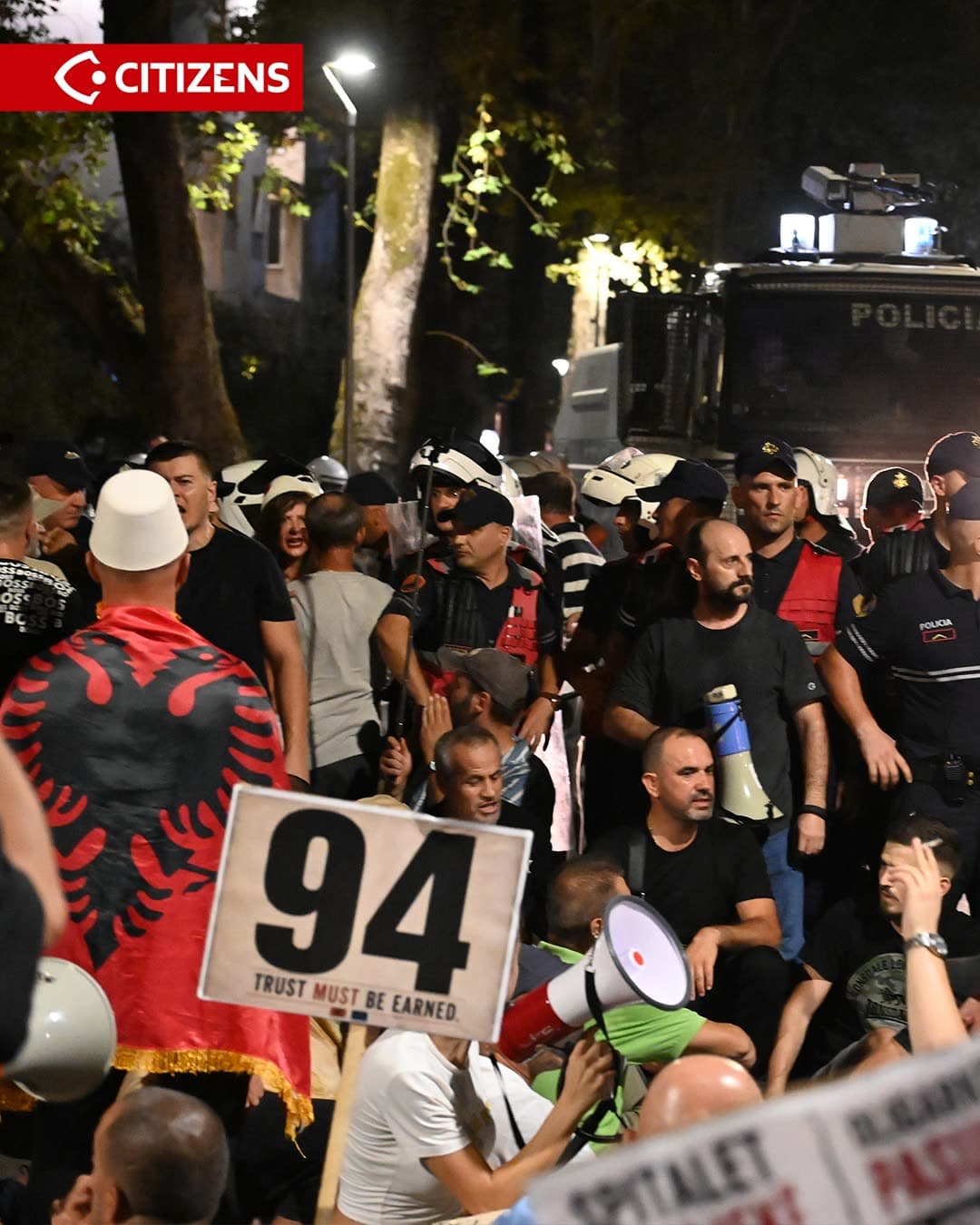 Në ditën e 94-t të protestës, protestuesit shkuan në anën tjetër të hyrjes… (frame 2)