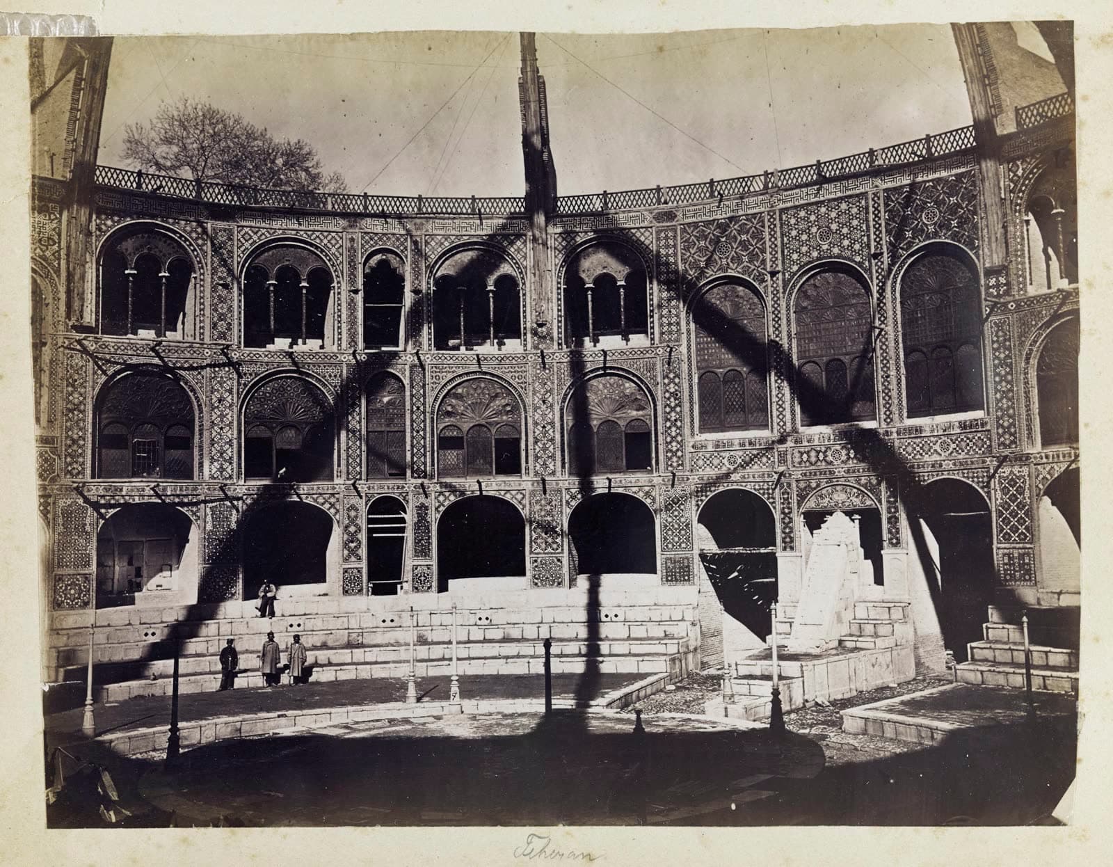Sevruguin photograph: Blick auf die zentrale Bühne und Zuschauerränge des Staatstheaters (Takya Dawlat) in Teheran