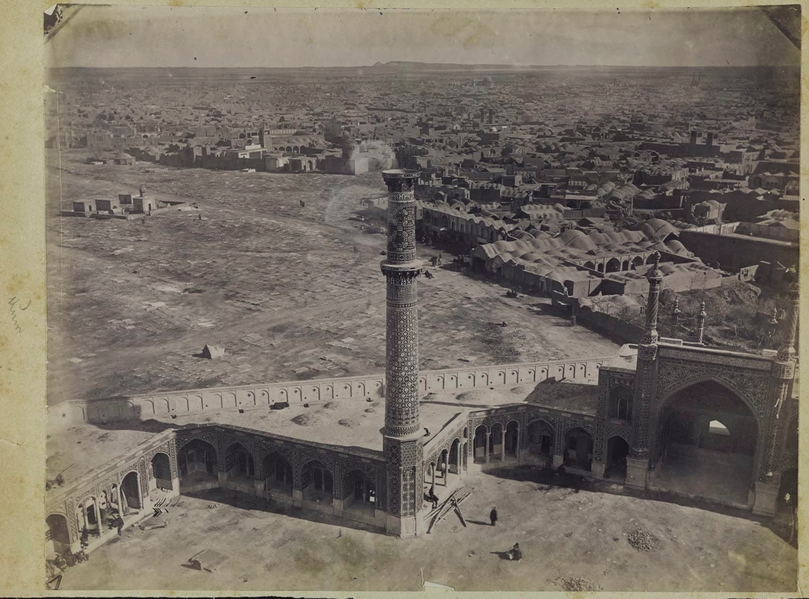 Sevruguin photograph: Blick auf den Innenhof des Schreins von Fatima Masuma (gest. 817) und Teile der Stadt Qum