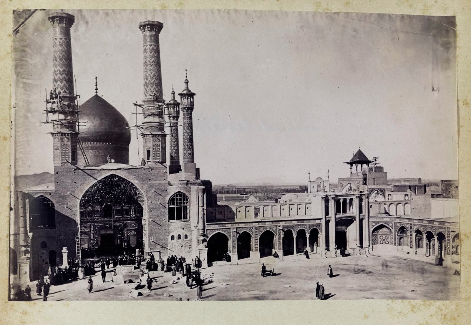 Sevruguin photograph: Blick auf das Eingangsportal des Schreins von Fatima Masuma (gest. 817) in Qum