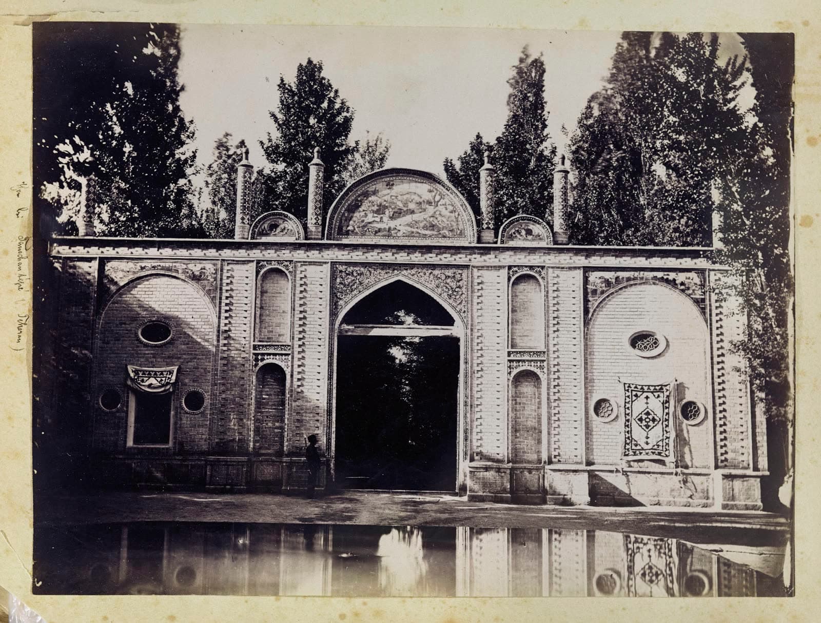 Sevruguin photograph: Dushan Tapa, Eingangstor des Schlosses mit Wasserbecken