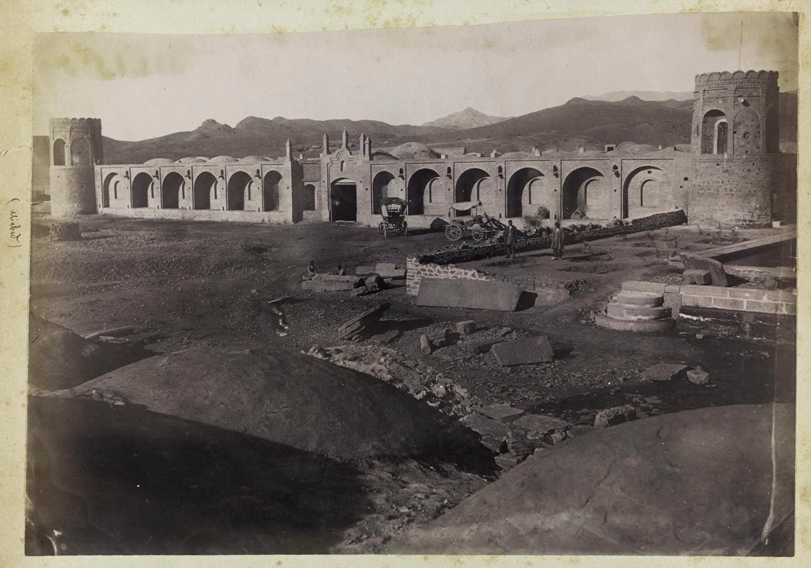 Sevruguin photograph: Eingangsportal zum Schrein von Shah 'Abd al 'Aziz