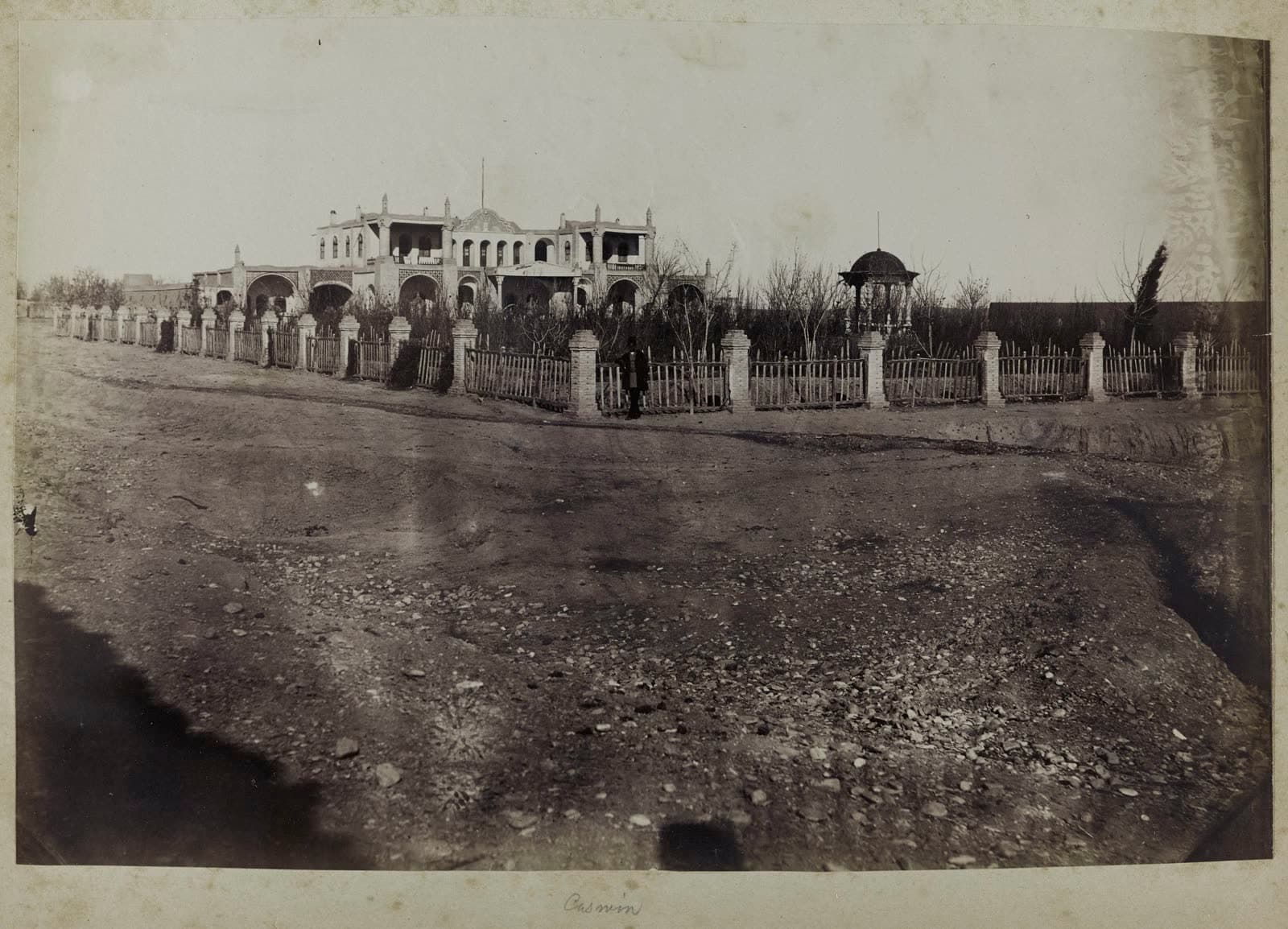 Sevruguin photograph: Ansicht eines zeitgenössischen Baus in Qazvin