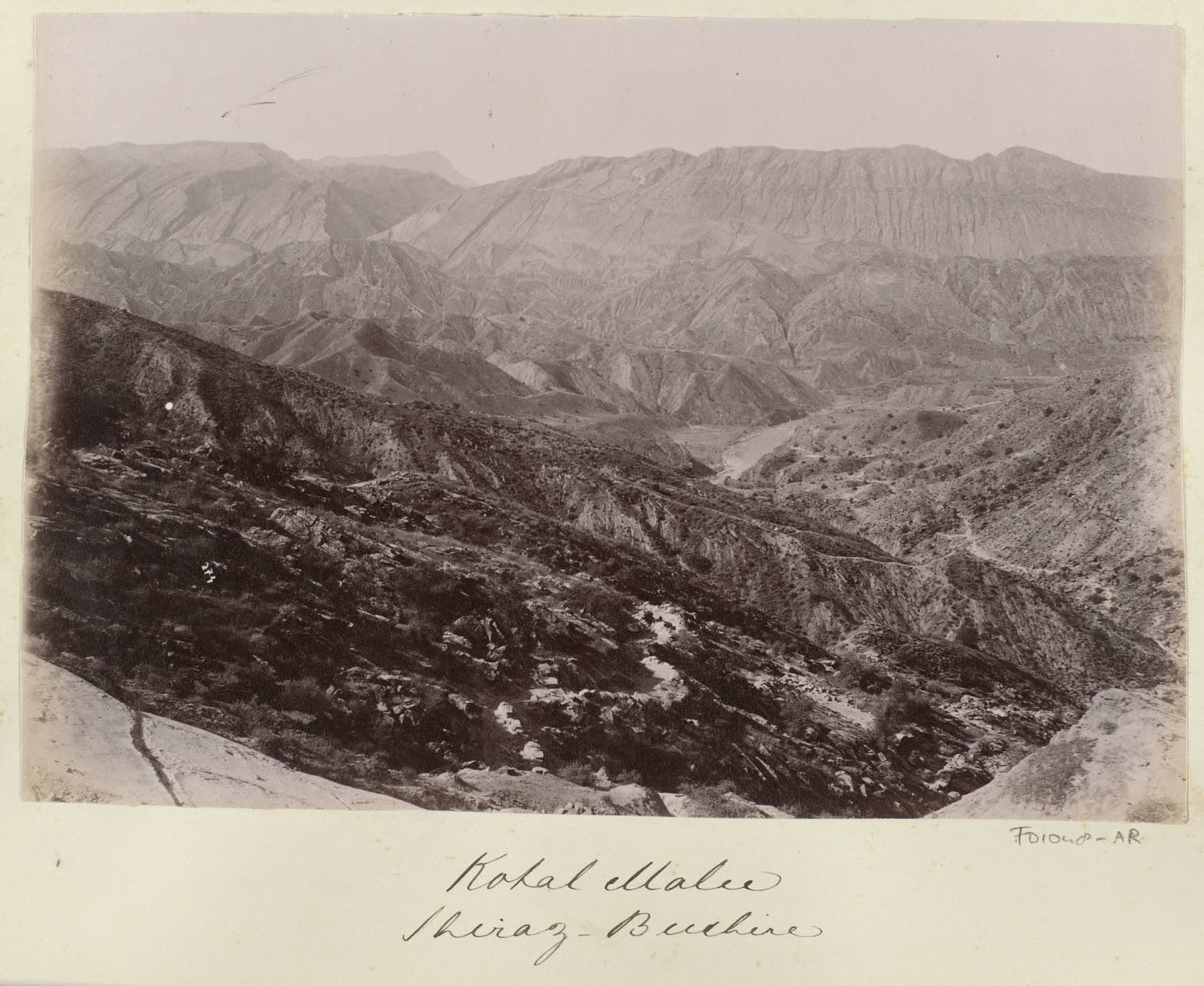 Mountain landscape at Kohal Malu on the Shiraz to Bushehr road