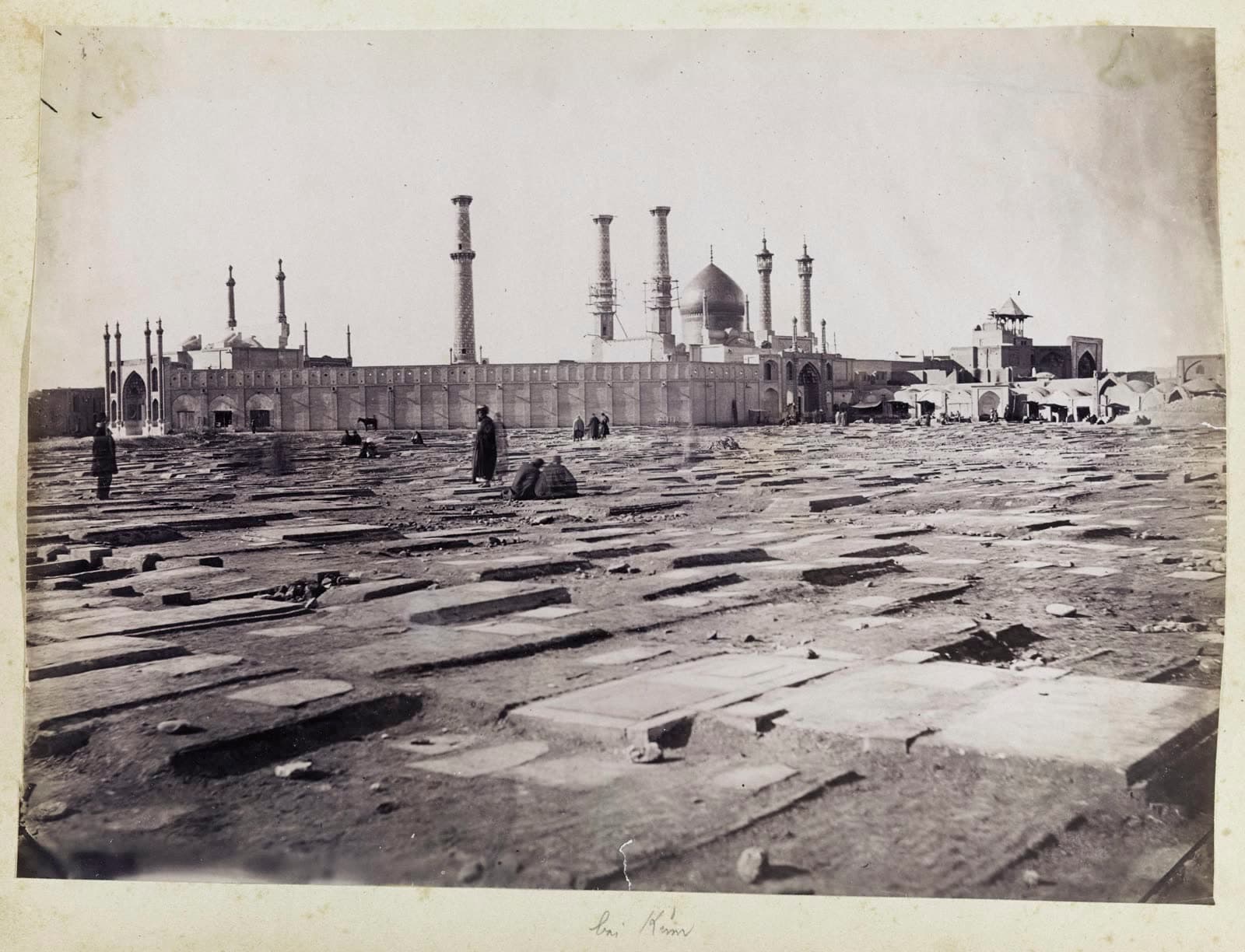 Sevruguin photograph: Gräberfeld vor dem Schrein von Fatima Masuma (gest. 817) in Qum