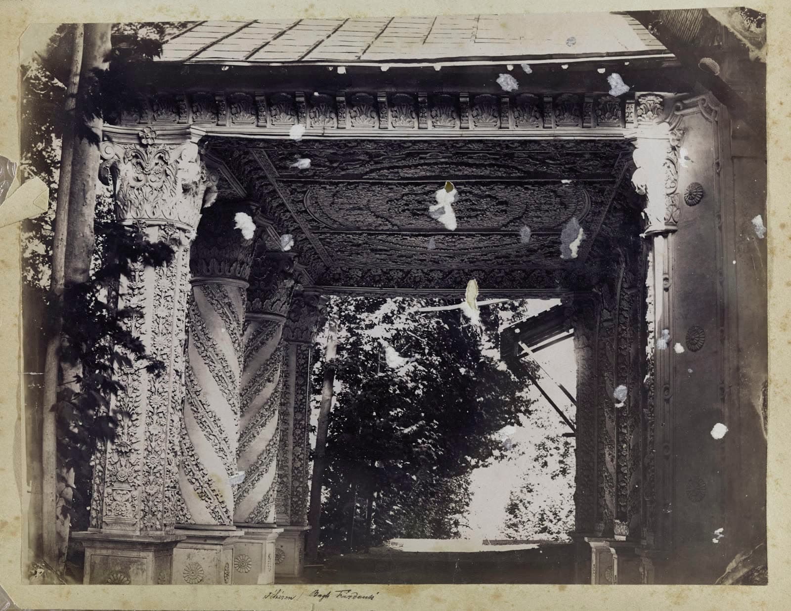 Sevruguin photograph: Blick auf den überdeckten Eingangsbereich des Hauptgebäudes im Bagh i Firdaus, Teheran