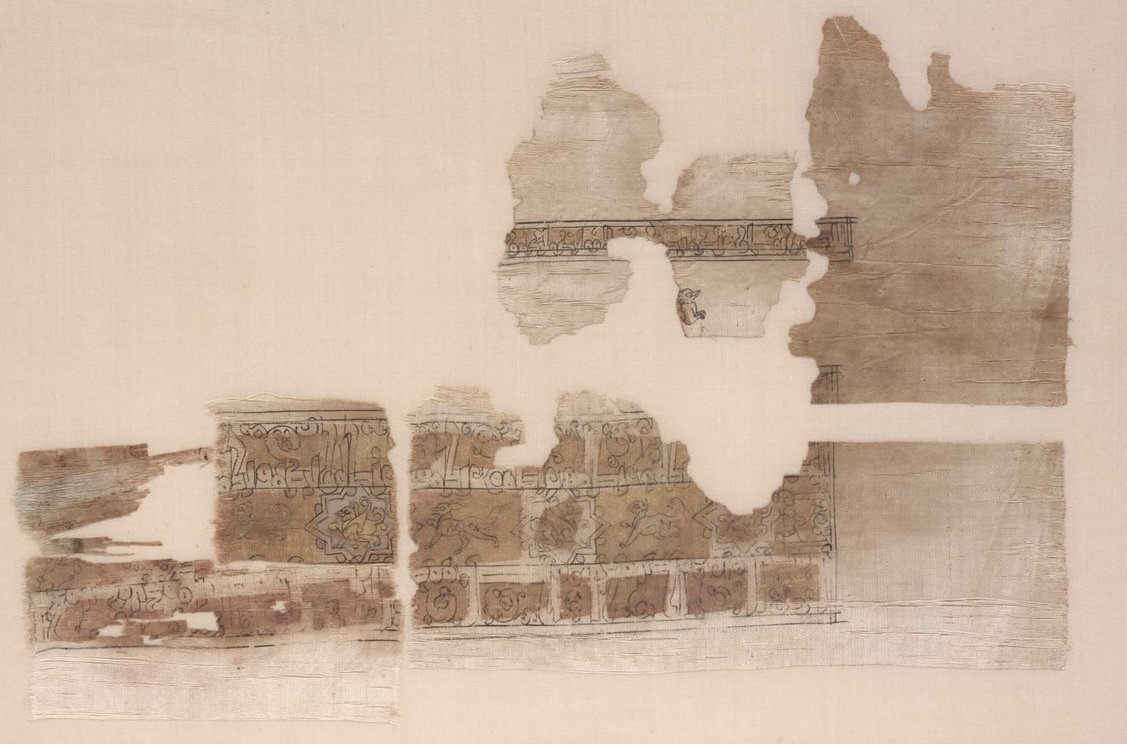 Fragment with tripartite band