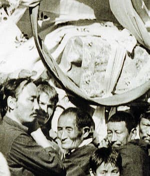 Carrying the Karmapa to cremation