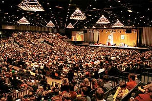 6,000 welcome the 17th Karmapa in Düsseldorf