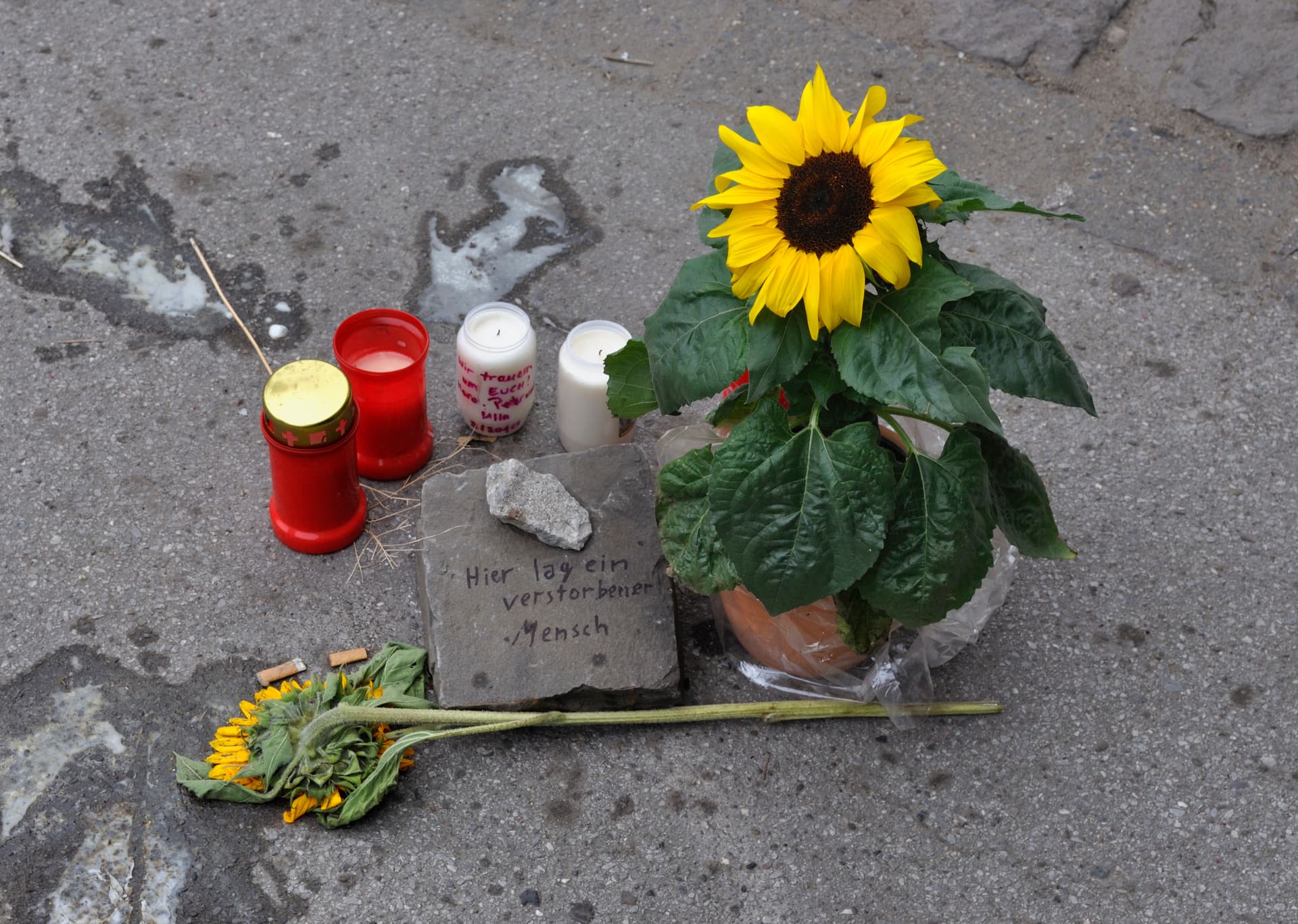 The memorial at the tunnel