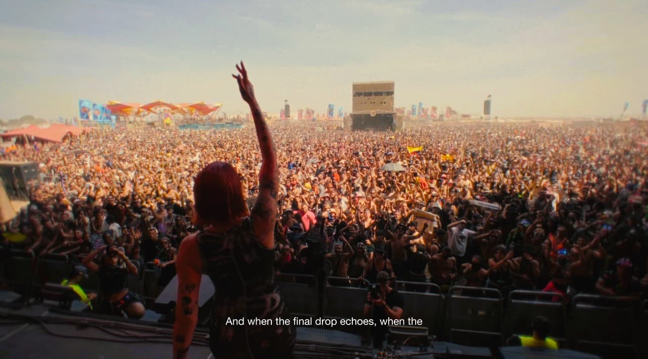 Actuación de una DJ en el Festival Monegros (2025)