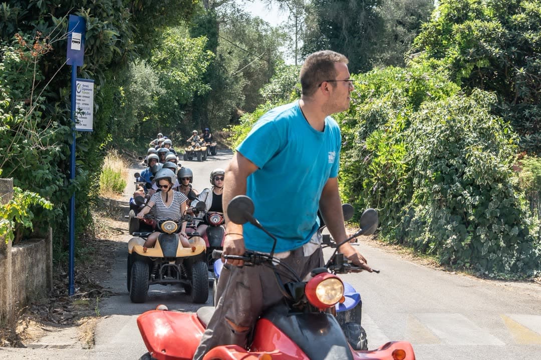 Can you find a better tour guide ? (5 of 8)