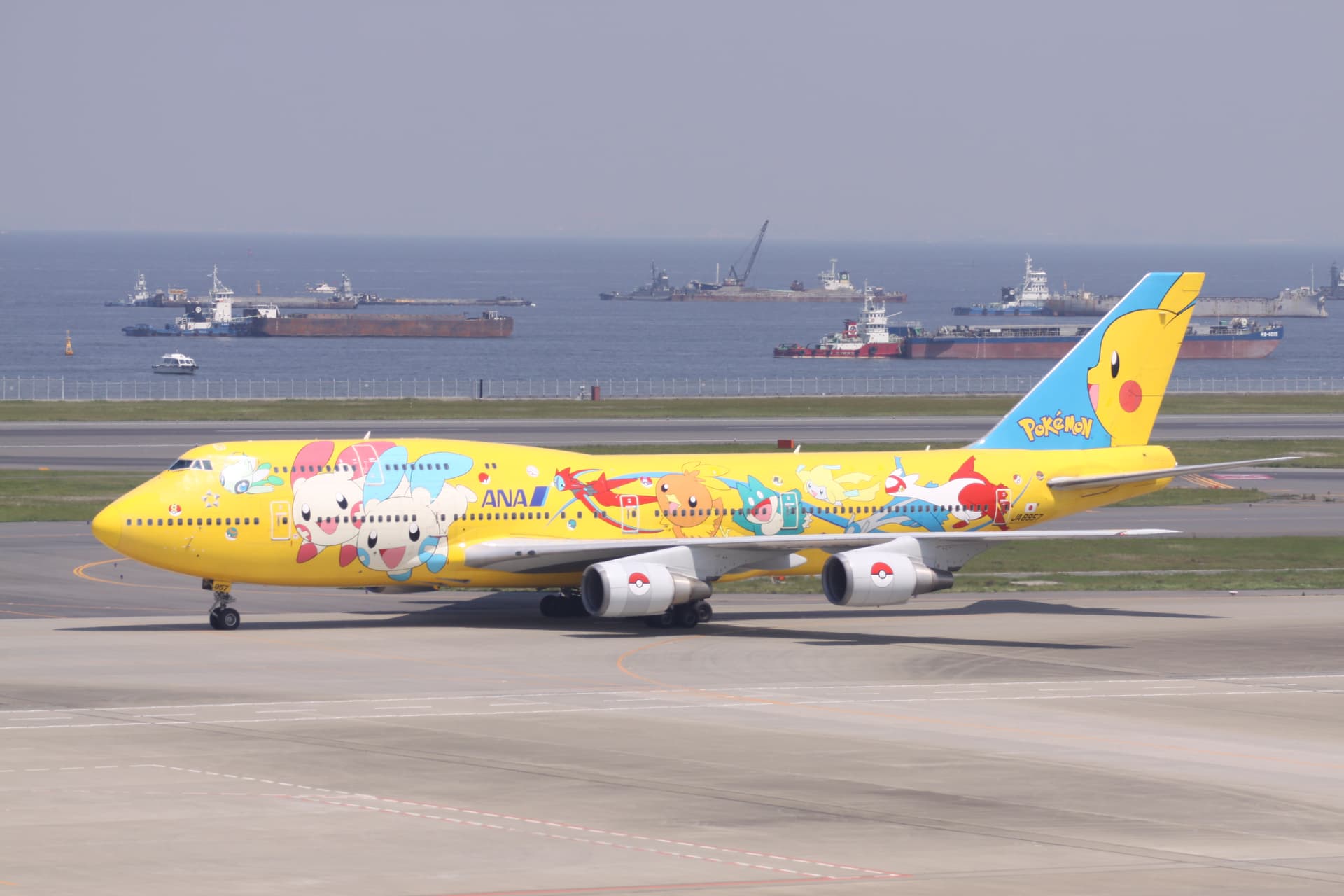 Pokémon Jet JA8957 taxiing at Haneda