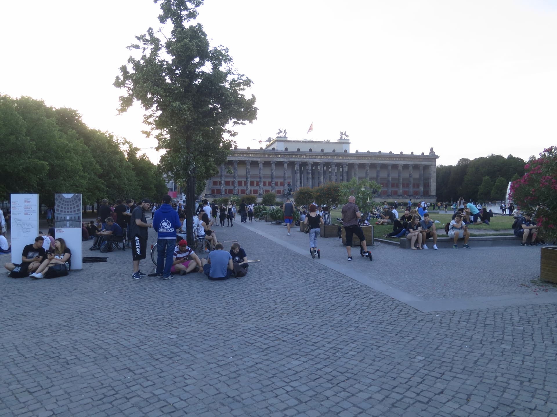 Triple lure at the Lustgarten, Berlin
