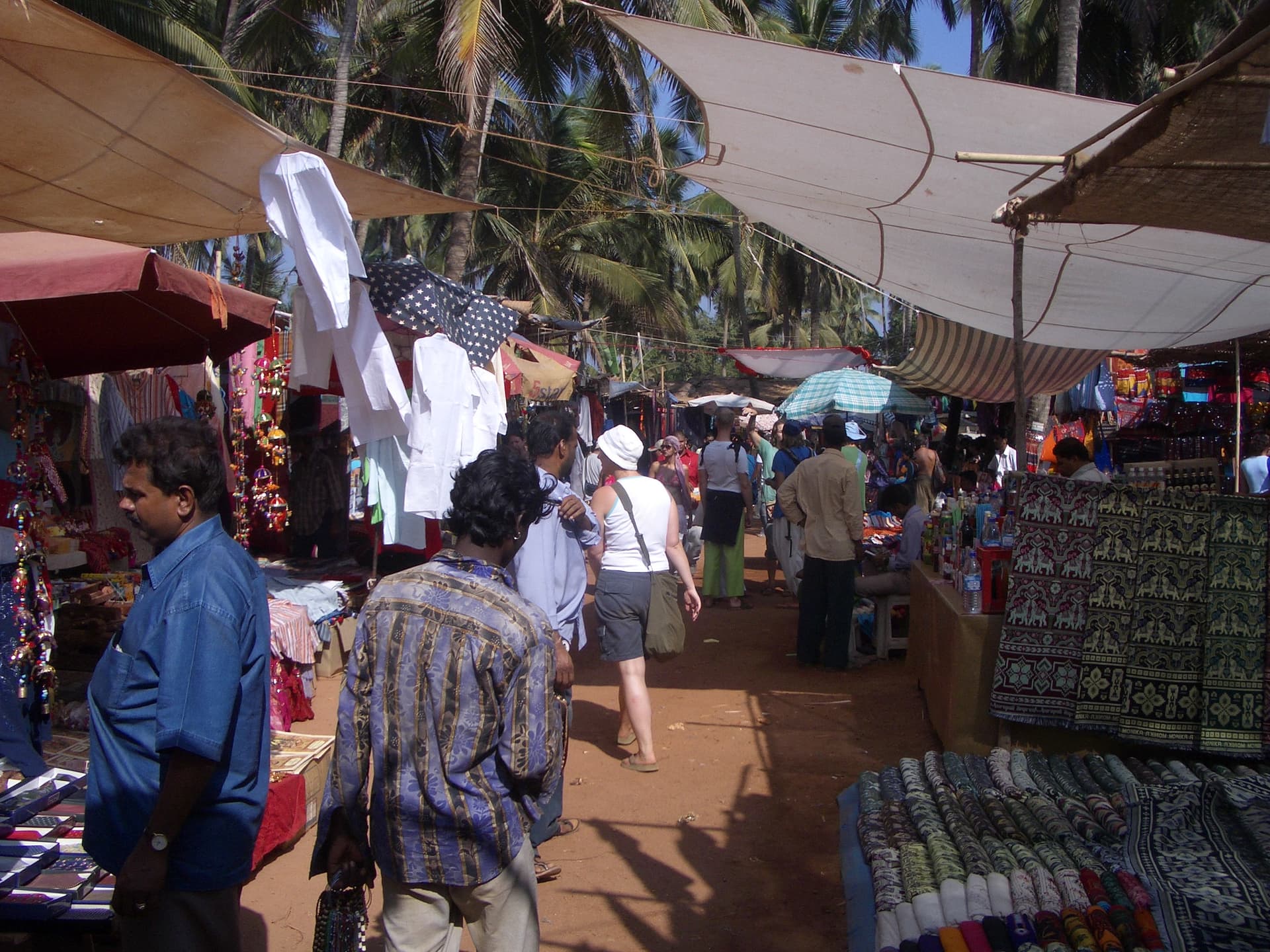 0643 Anjuna Flea Market 2006-02-15 15-27-11 (10544593213)