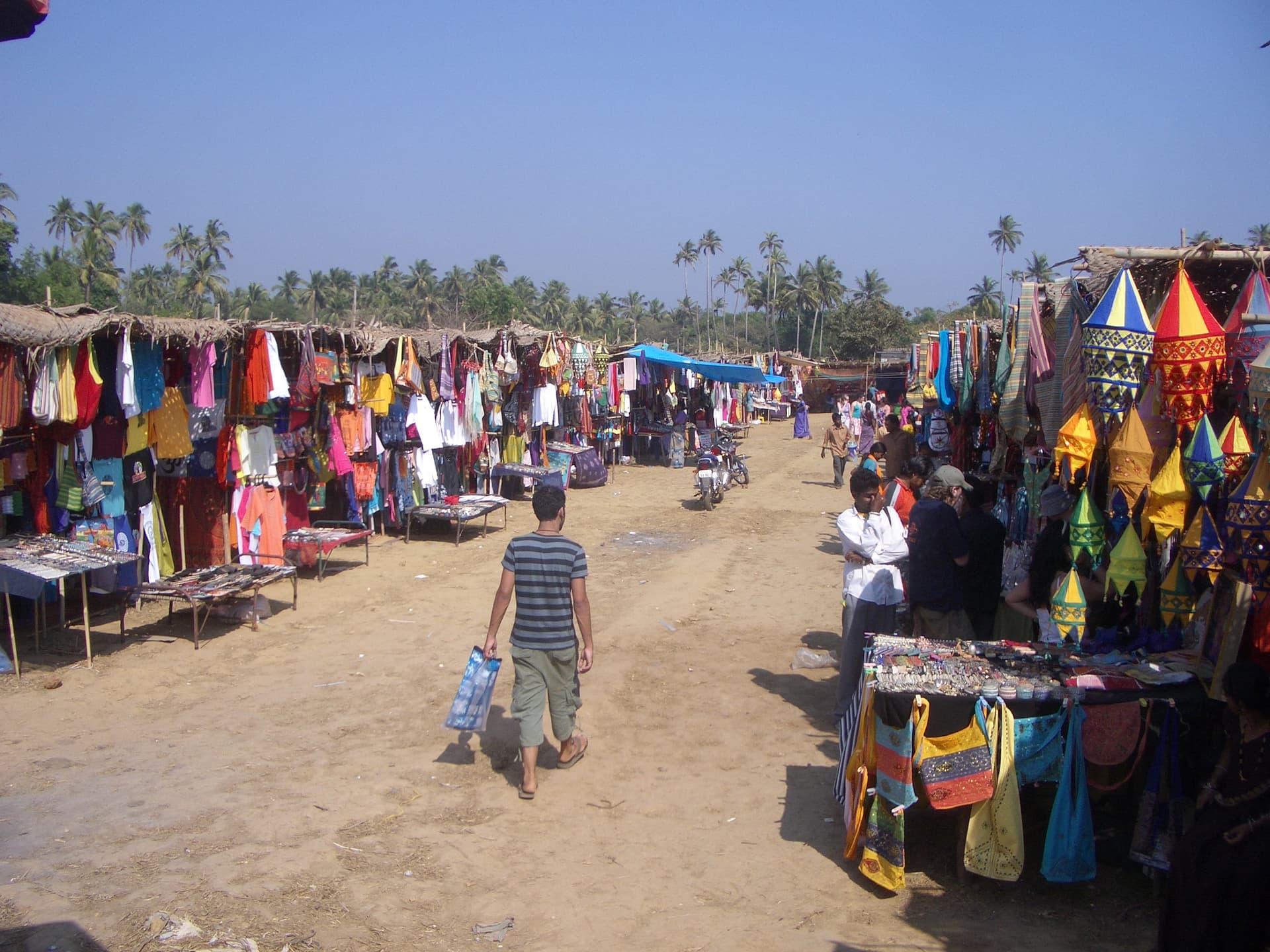 0630 Anjuna Flea Market 2006-02-15 15-05-46 (10544334526)