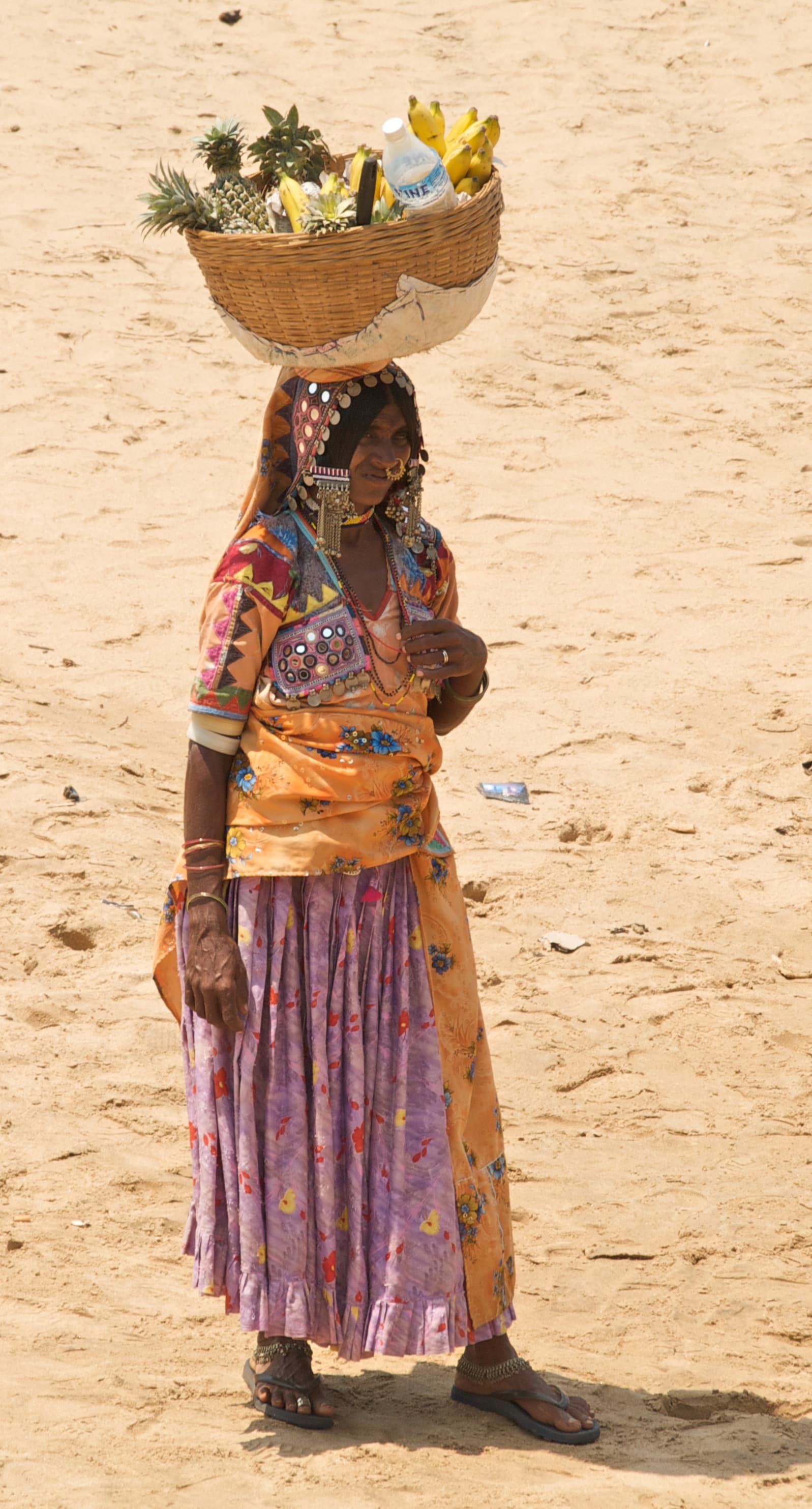 2008-03-12 head-carrying woman at Anjuna Beach