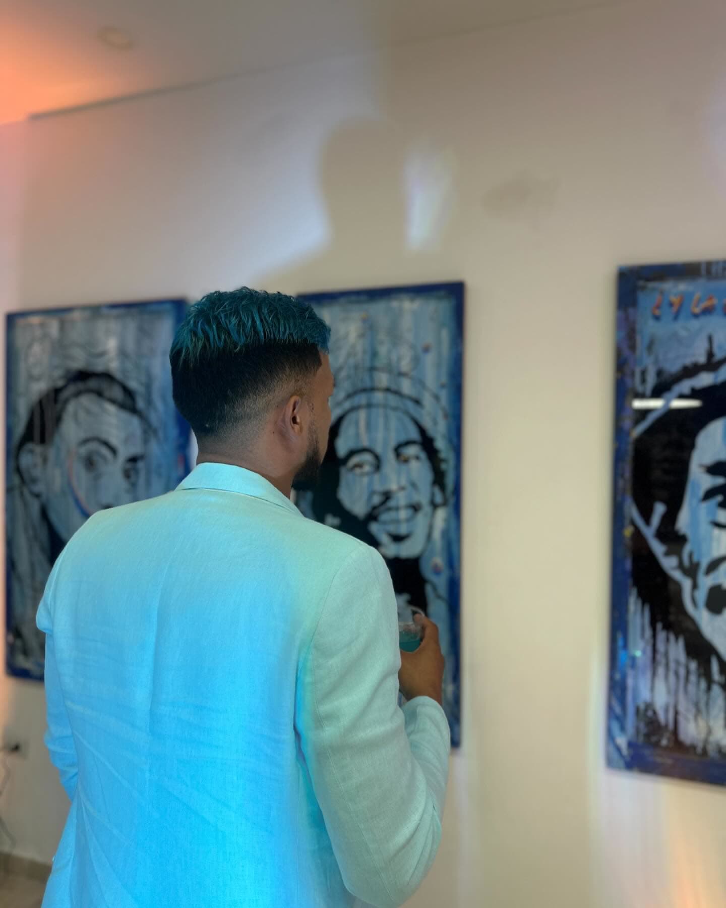 Ya estamos listos mi gente En @gallery_carlos_tinoco Mi outfit por el mejor diseñador de… (2 of 3)