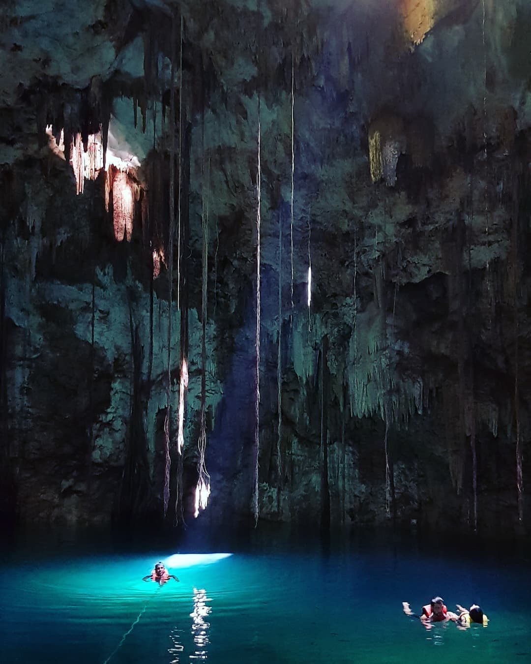 Hermosos, pero llenos de misterio y magia a la vez, los cenotes son las joyas más bellas… (2 of 2)