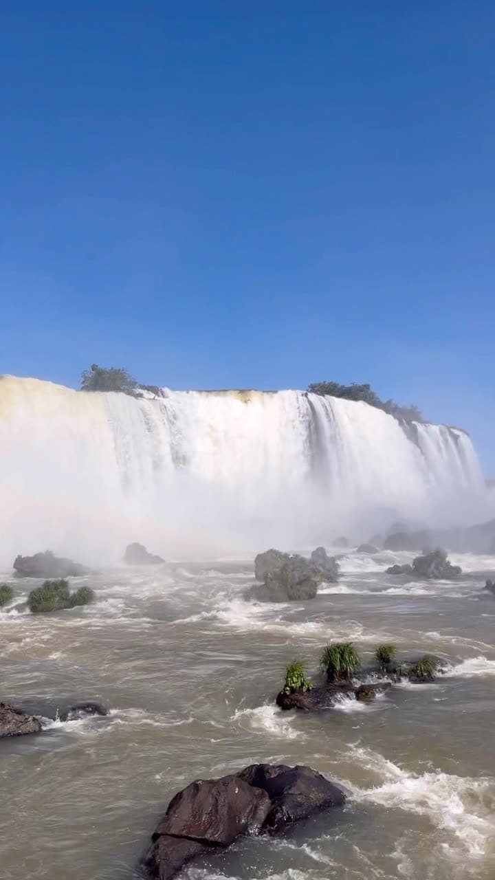 Hoy estuve visitando las cataratas de Iguazú impresionantes, imponentes, mágicas,…