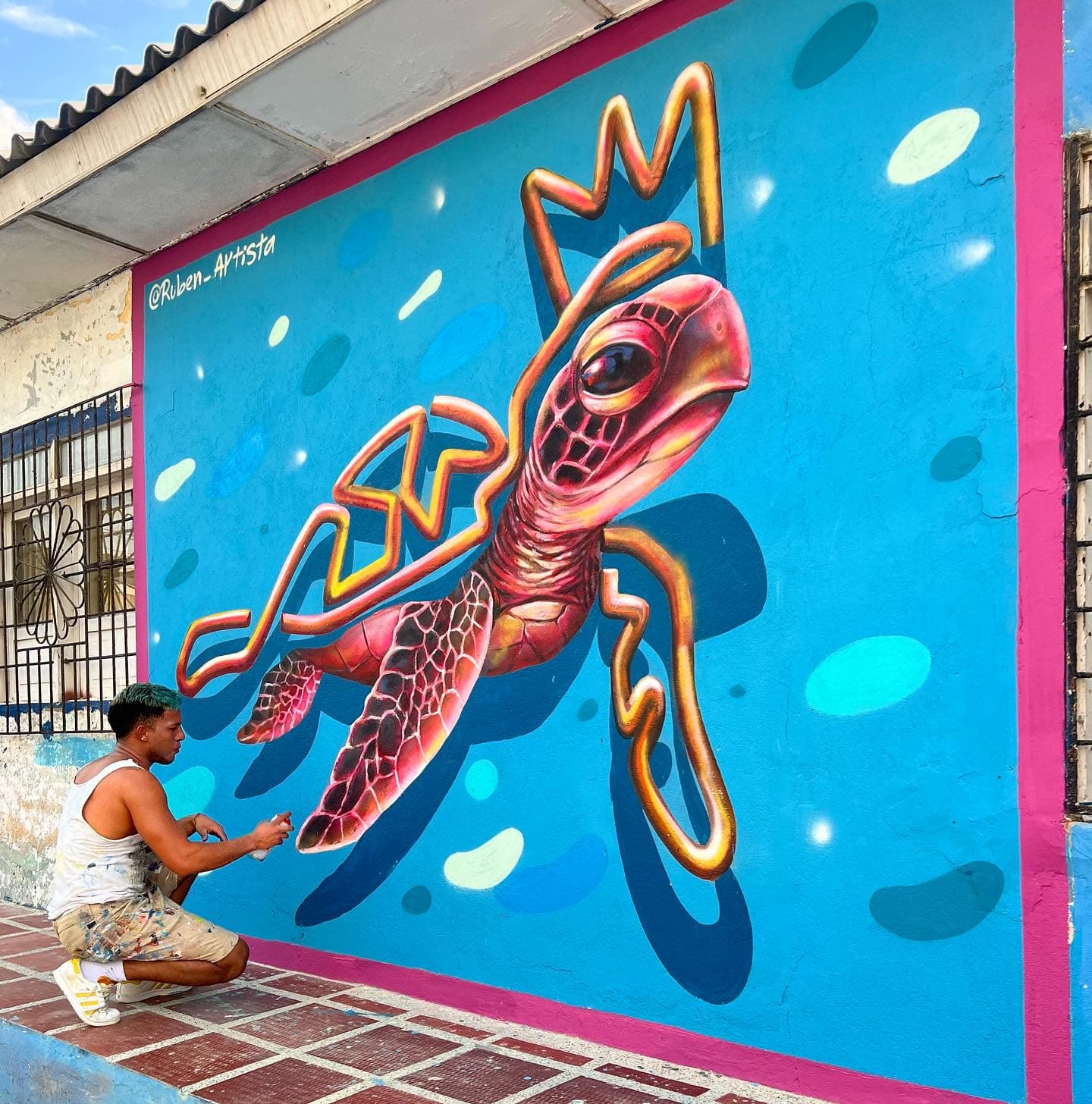 Mientras caía la tarde y conquistaba otro muro con una nueva idea en las calles de…