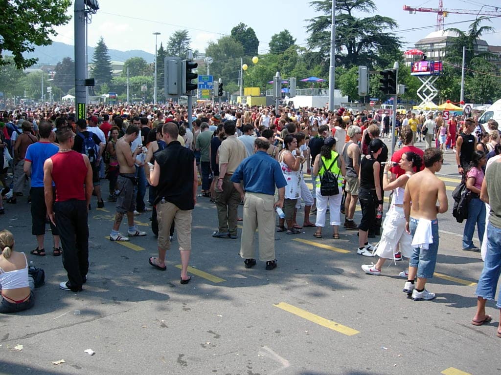 Crowd filling the parade route, Street Parade 2004