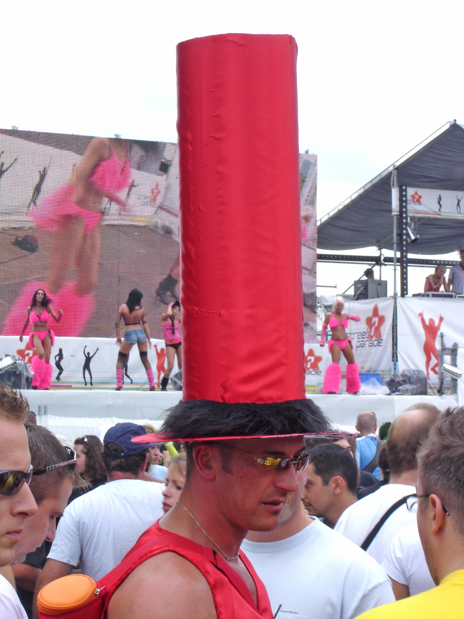 Inflatable marker above the crowd on the quay, 2005