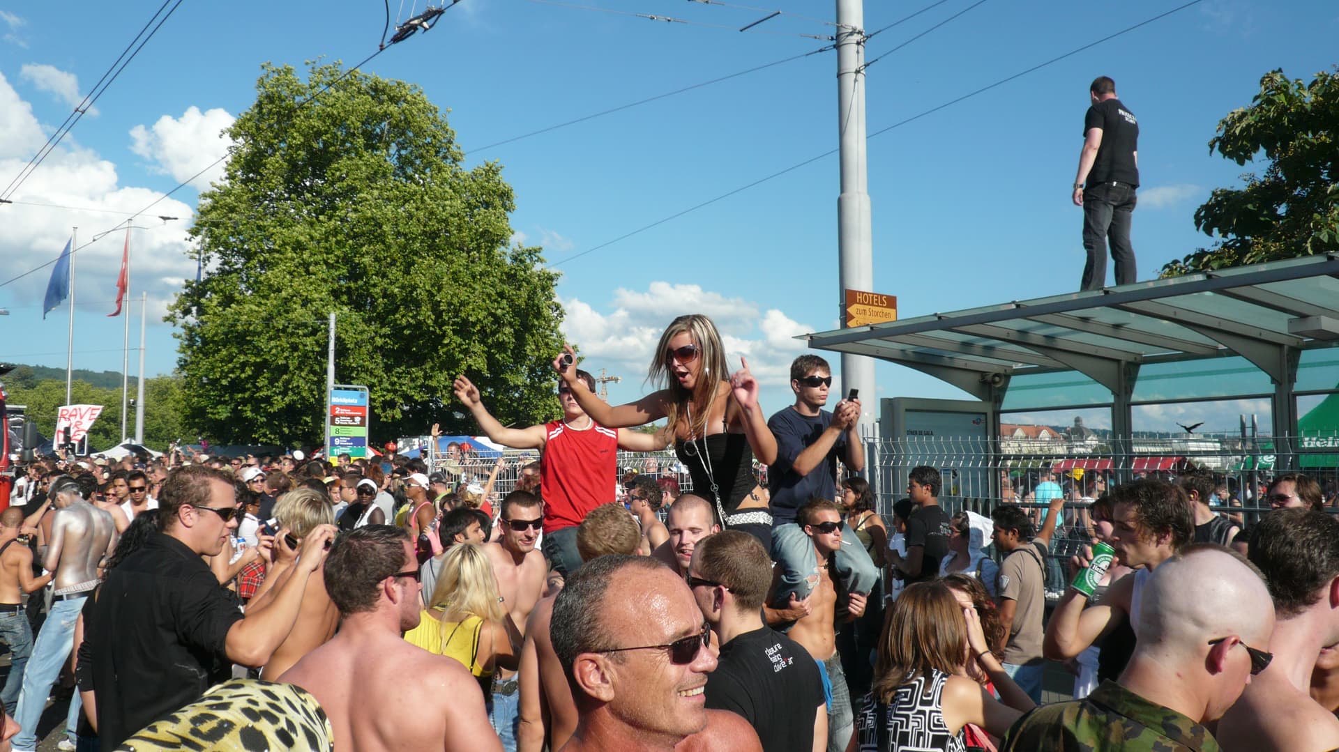 Crowd around a monument on the parade route, 2008
