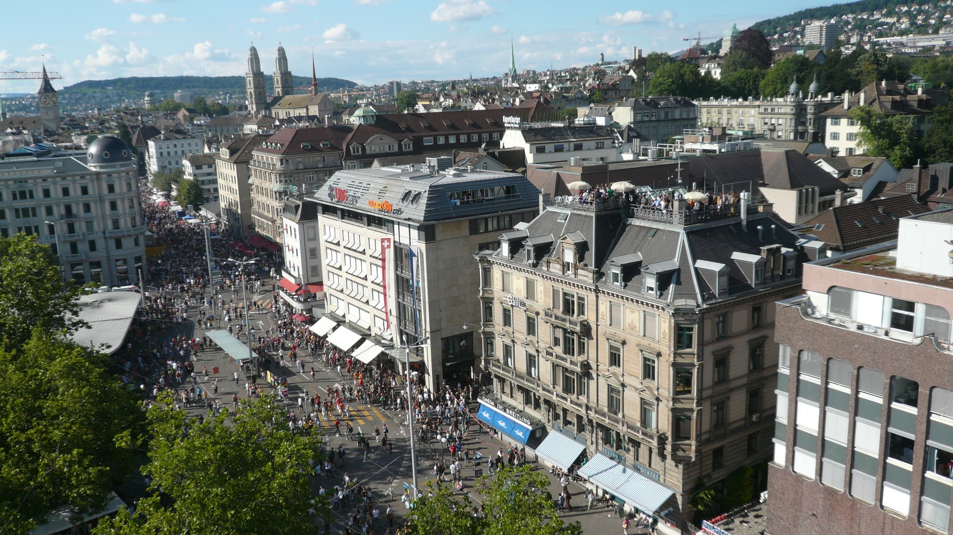 Zurich rooftops above the parade, 2008