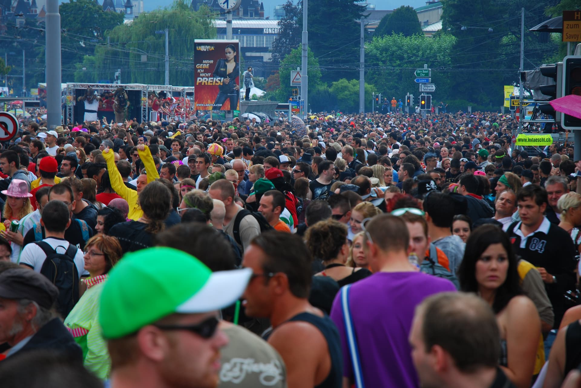 Dense crowd in the rain, Street Parade 2009