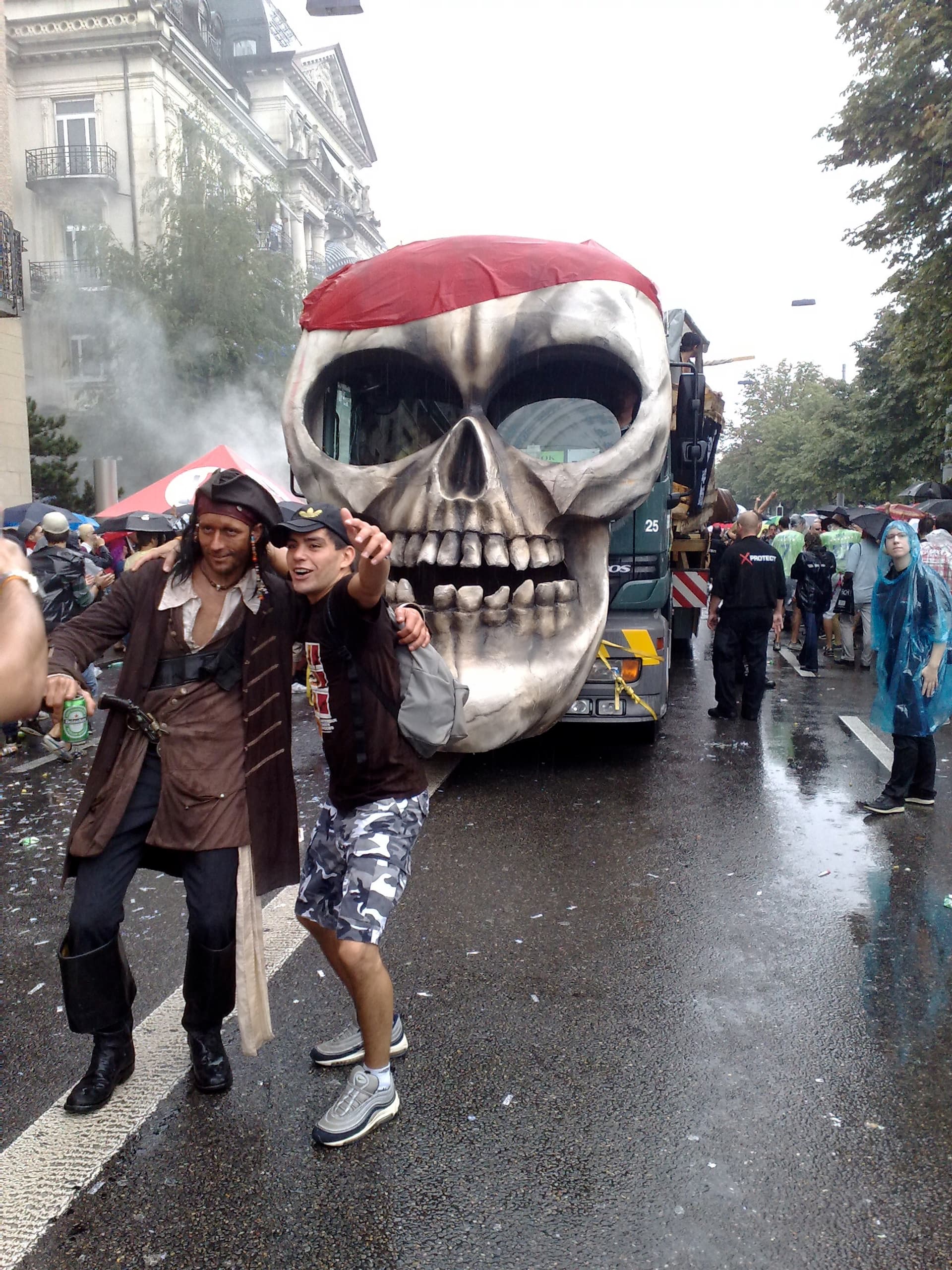Skull-fronted Lovemobile in the rain, 2009
