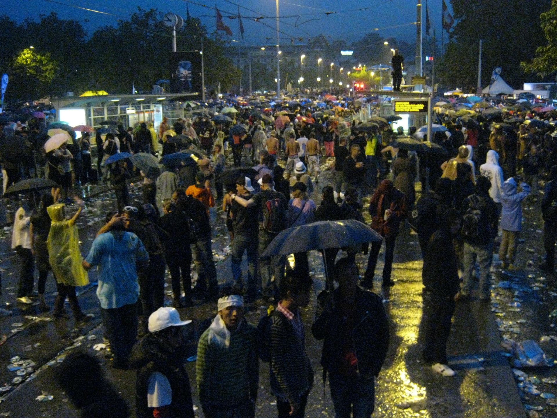 The crowd in the rain, Street Parade 2010