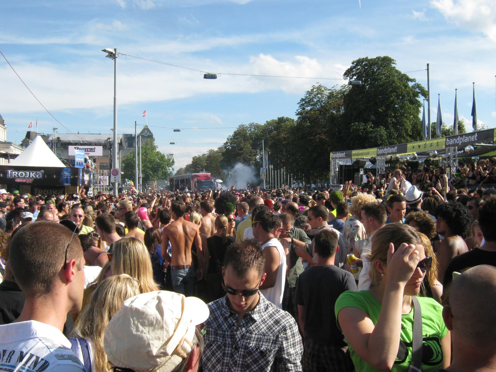 The crowd at Sechselautenplatz, Street Parade 2011