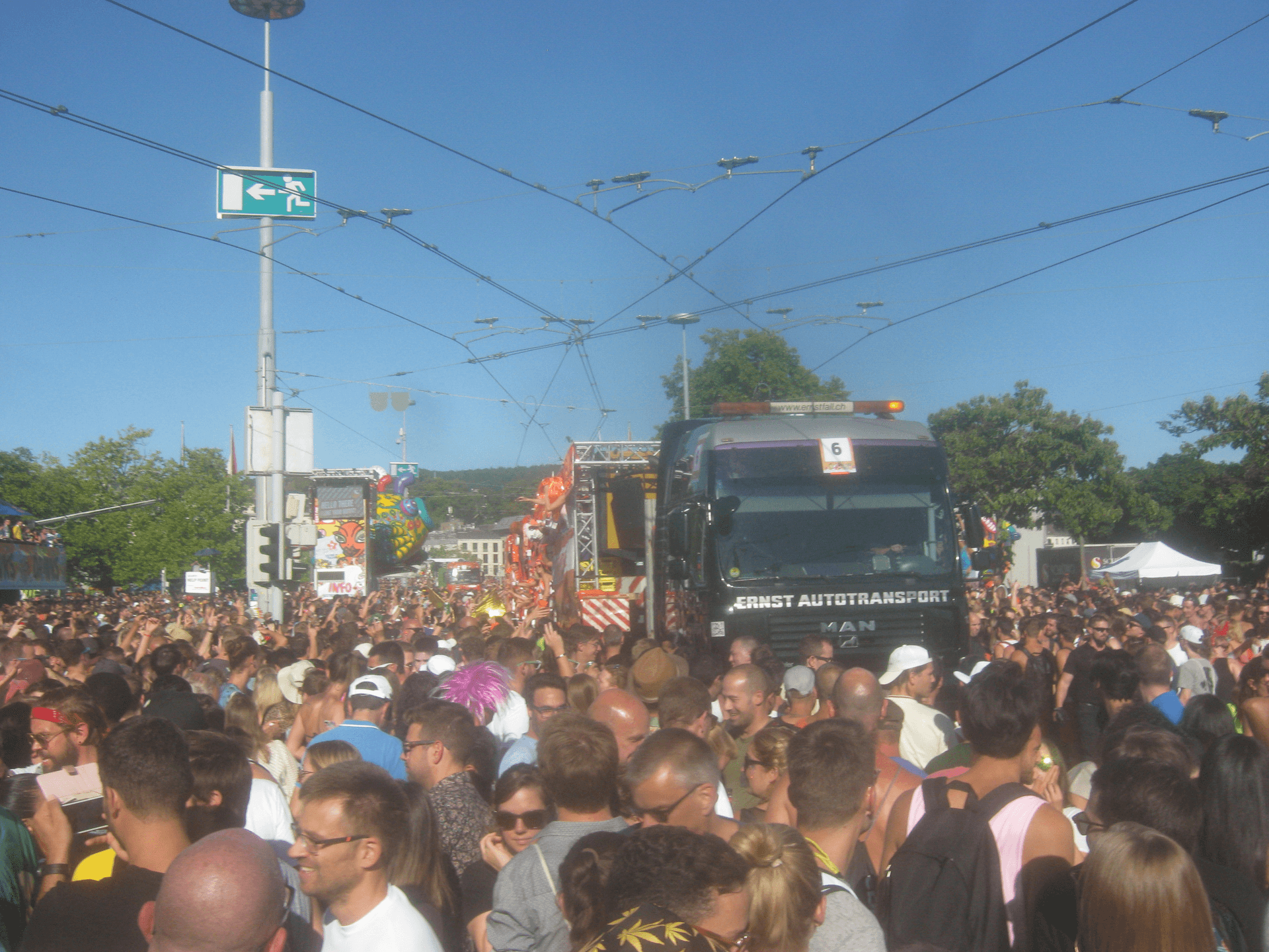 Lovemobile in the crowd, Street Parade 2018