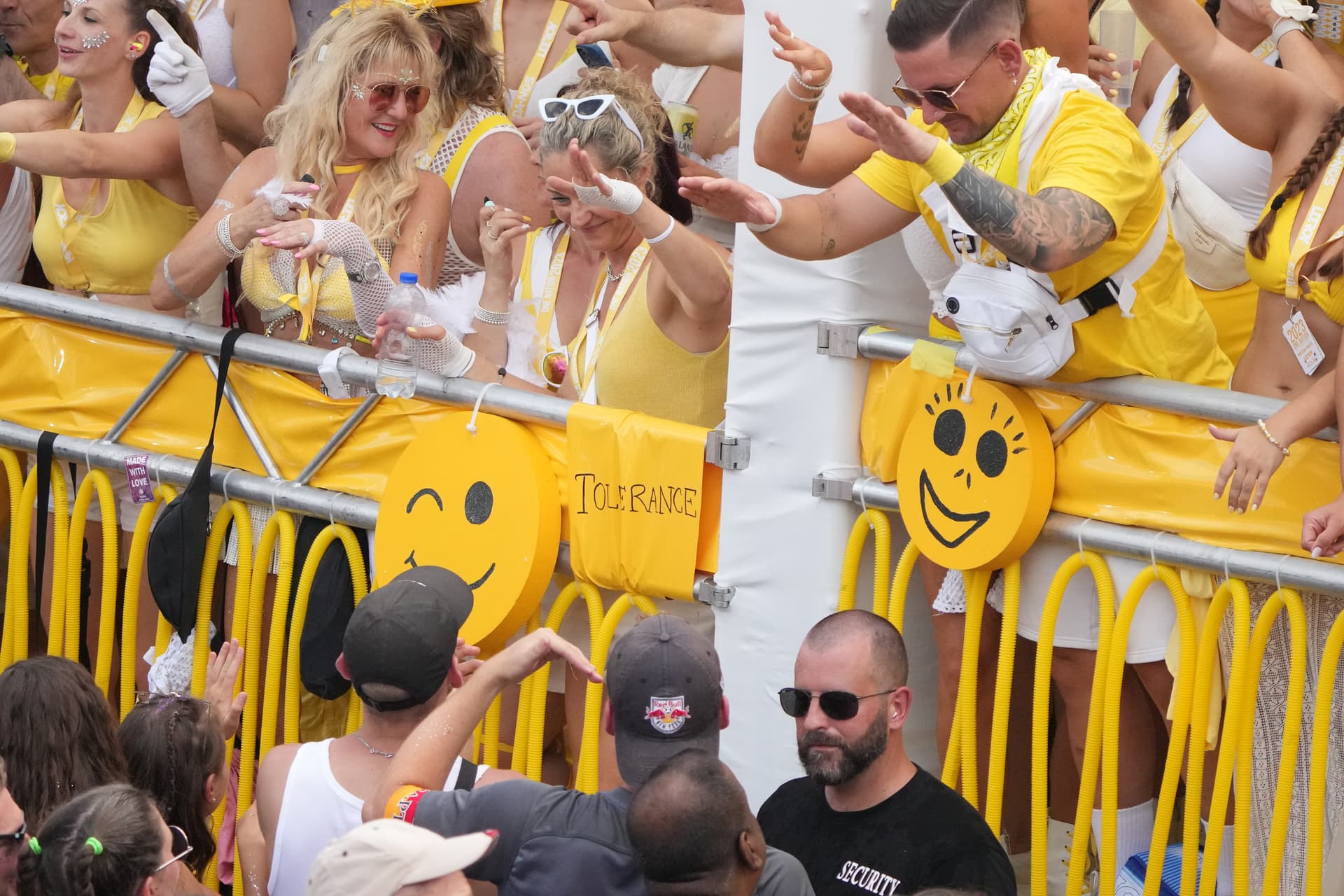 Yellow Tolerance Lovemobile, Street Parade 2023