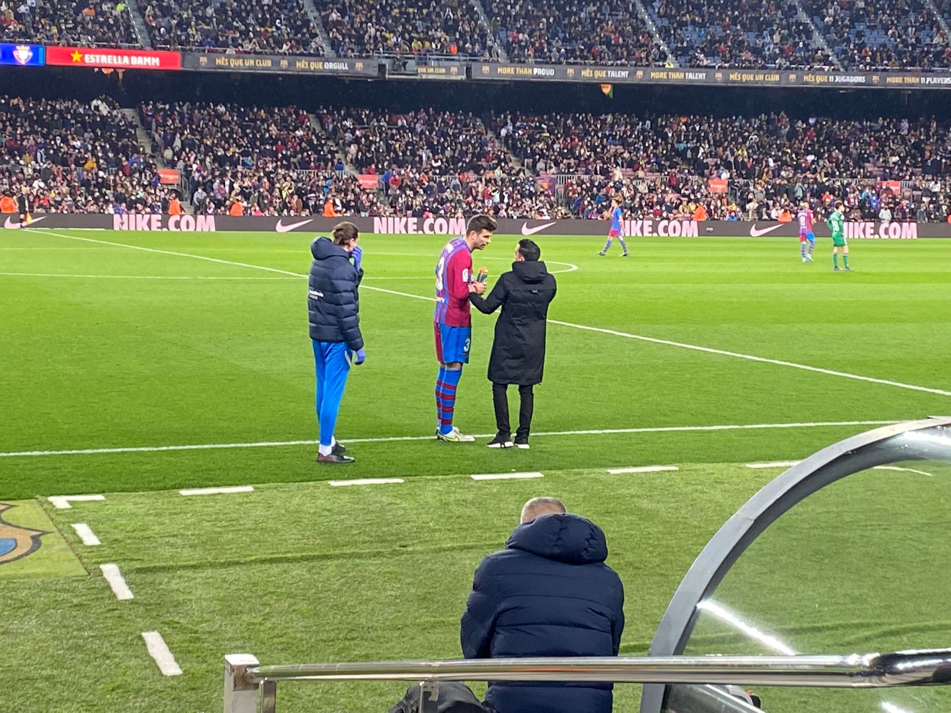 Piqué hablando con Xavi Hernández al hacer la sustitución