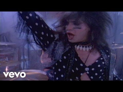 Mötley Crüe — Smokin In The Boys Room