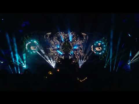 Symmetric Vision recalls a performance