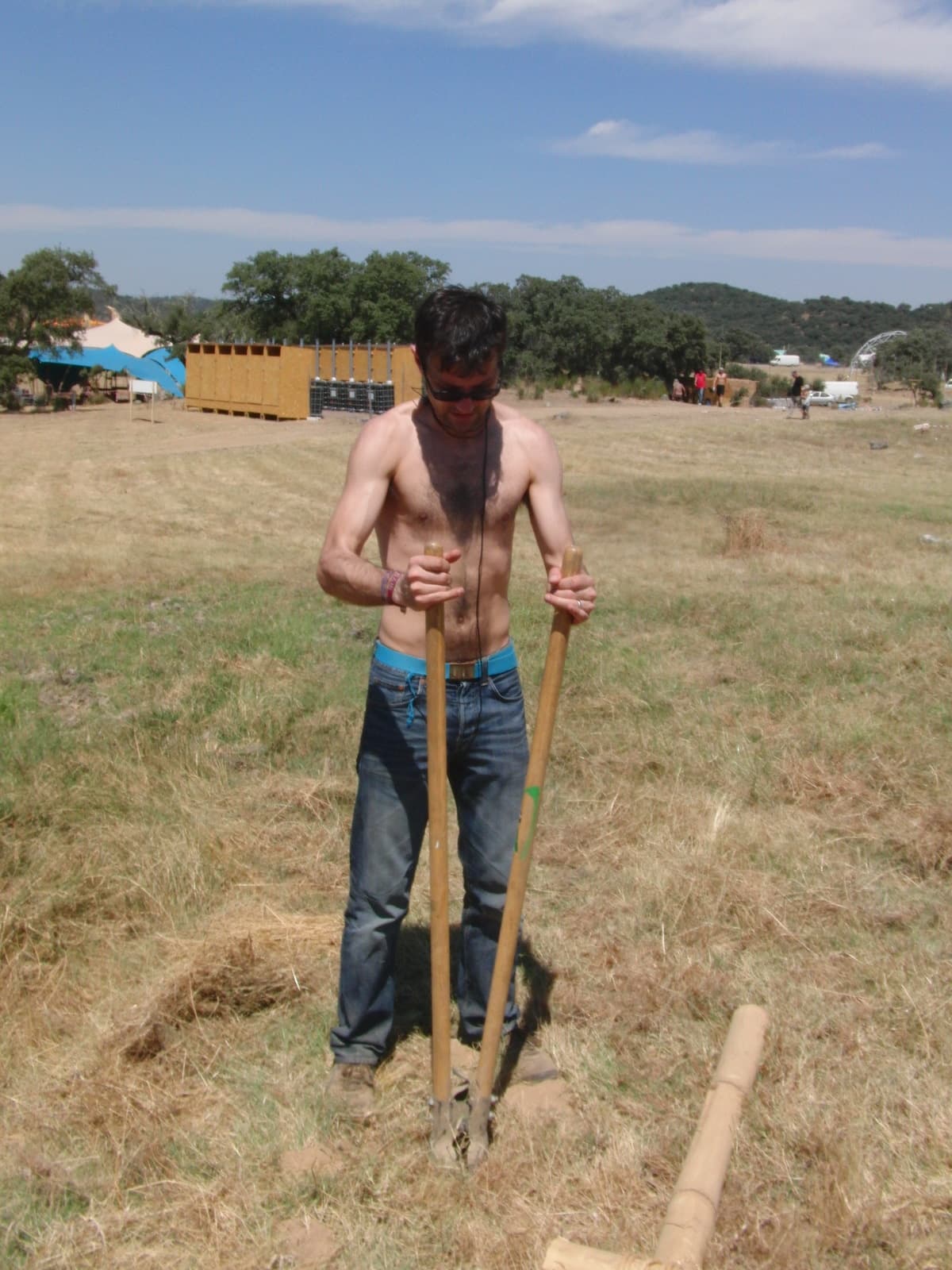 Driving a stake for the screen frame, Boom 2010