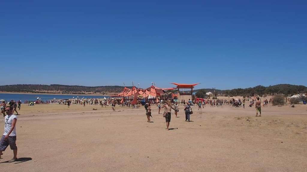 Beach and shade structures in full sun, Boom 2012