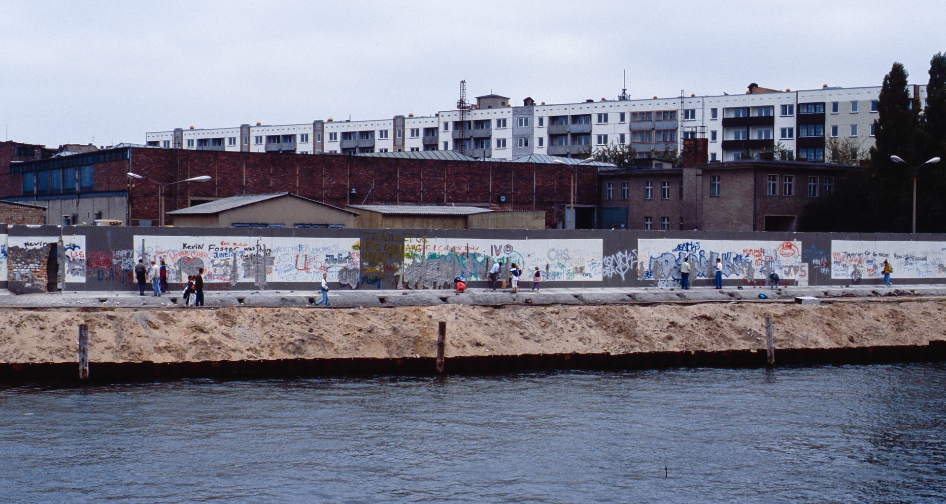 Berlin, Berliner Mauer -- um 1990 -- 3